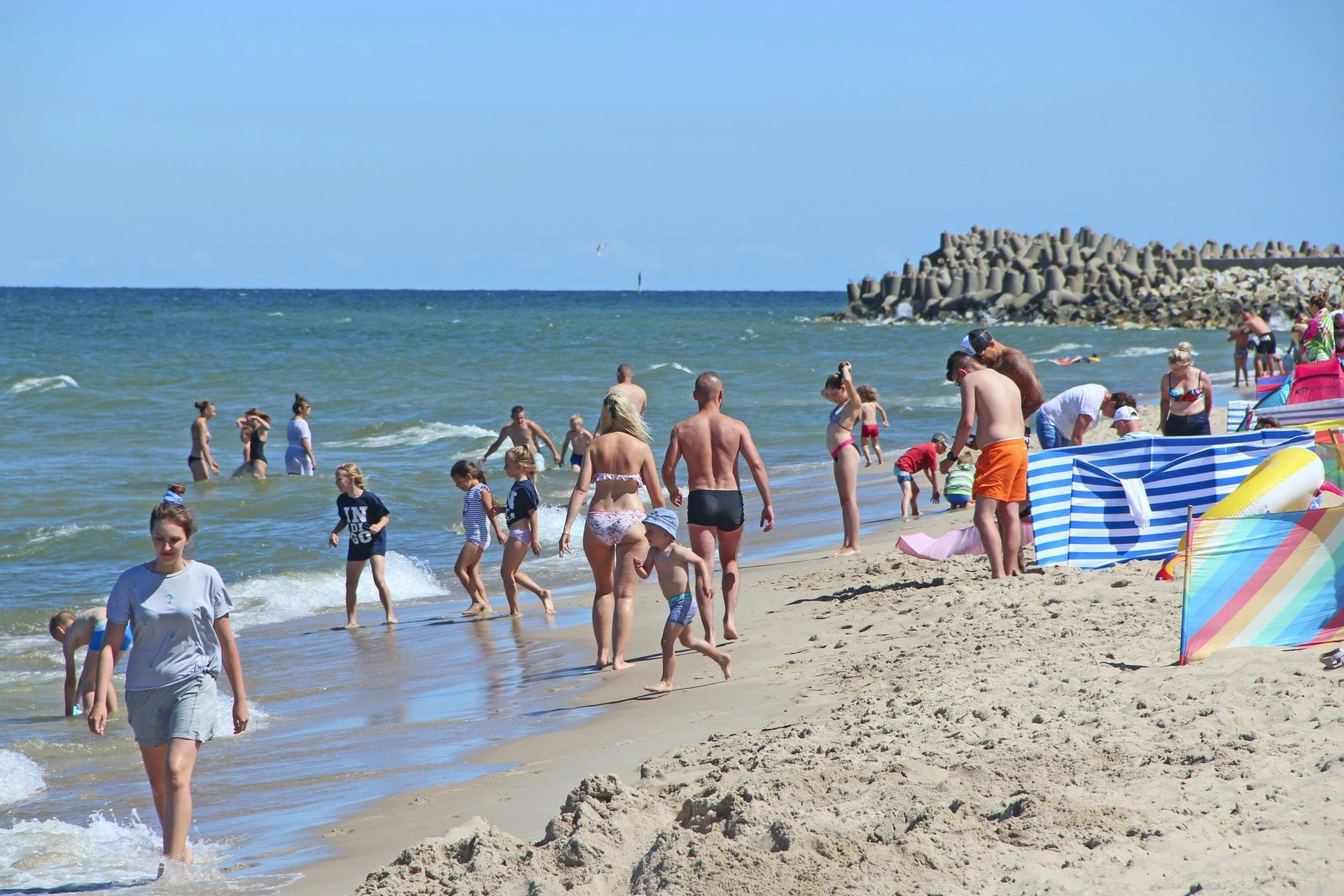 Gdzie nie można się kąpać? Czerwone flagi nad Bałtykiem! Sinice i wysokie fale atakują polskie plaże