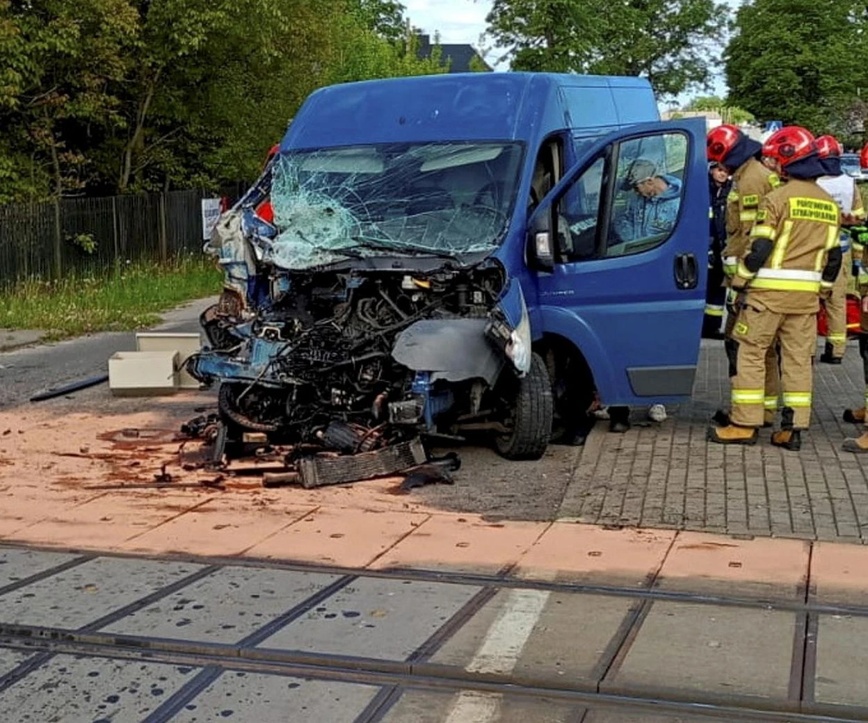 Półrogatki opuszczone! Kierowca busa wjechał prosto pod lokomotywę! Było tylko słychać huk. Fatalny wypadek…