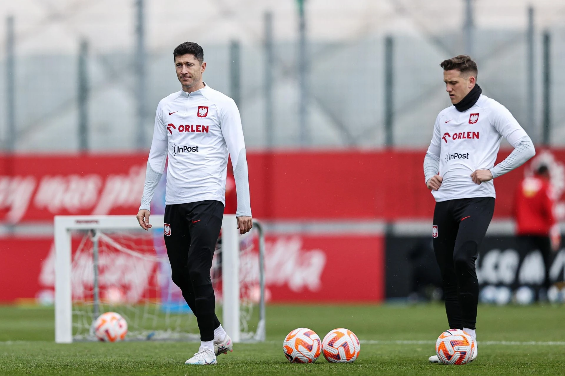 Sensacyjne kulisy To piłkarze nalegali na odebranie opaski Lewandowskiemu! Probierz podjął decyzję pod…