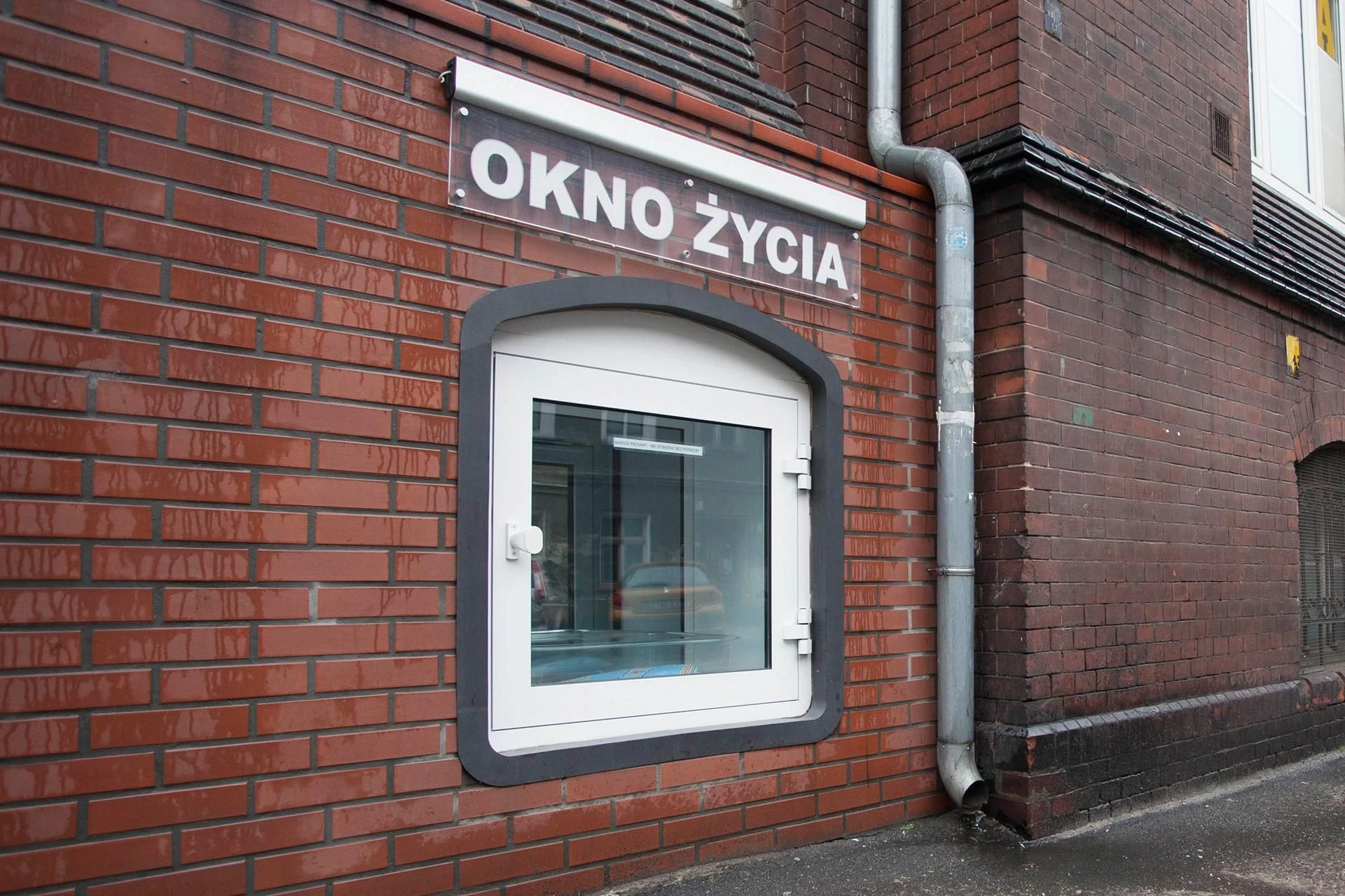 Dziecko u boromeuszek Płacząca dziewczynka w oknie życia! To przy niej znaleziono. 