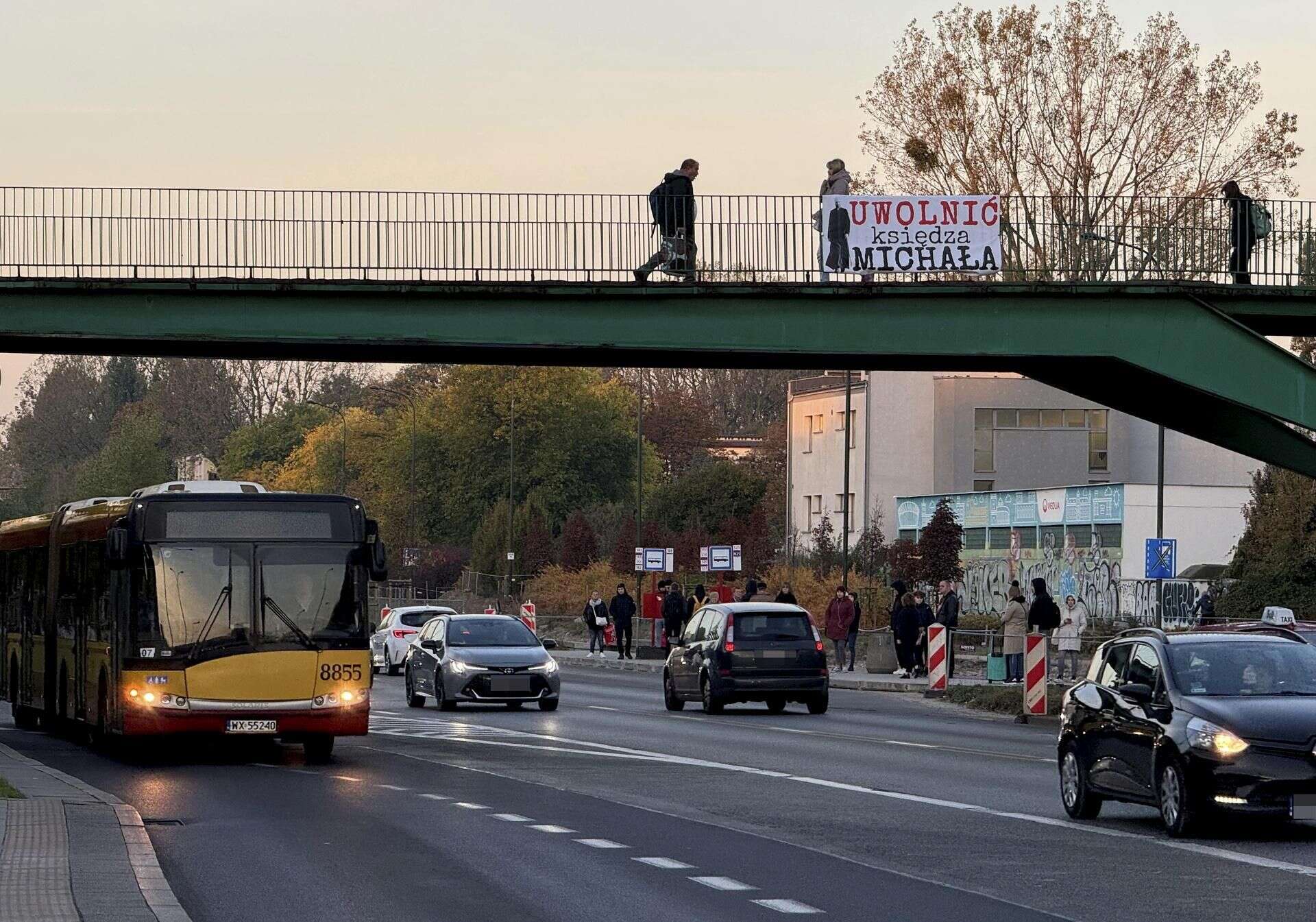 O CO CHODZI? Banery na kładkach w Warszawie. 