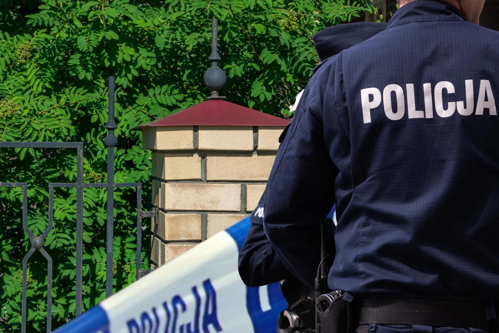 Tragedia w Świdnicy Ciało wisiało na ogrodzeniu! Przerażająca śmierć. To był wypadek czy zbrodnia?