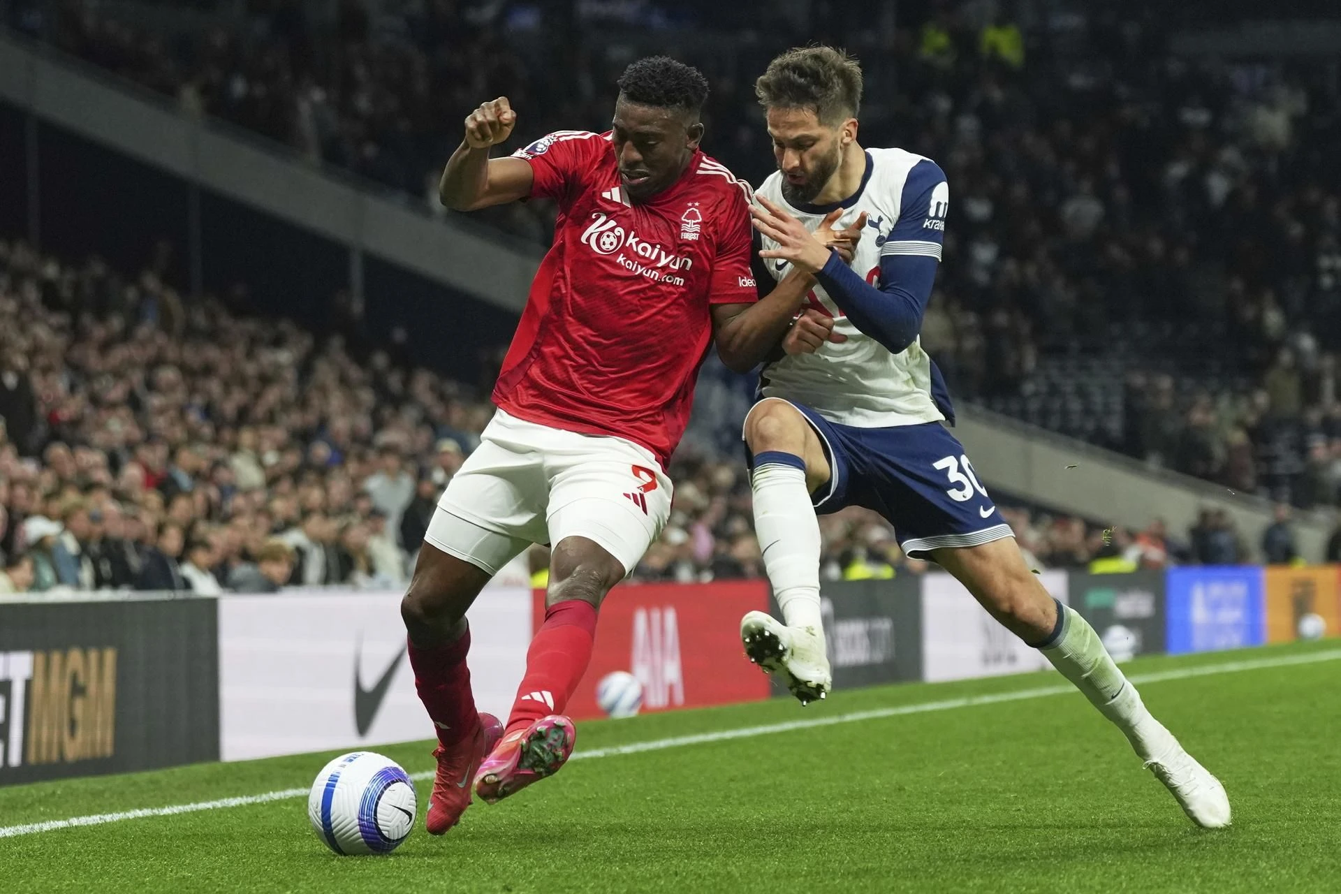 Premier League Dramat piłkarza Nottingham i przykry finał zderzenia ze słupkiem. To było konieczne