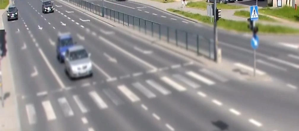 Wjechał w barierki i uciekł! Groźne zdarzenie drogowe w centrum Olsztyna! [WIDEO]
