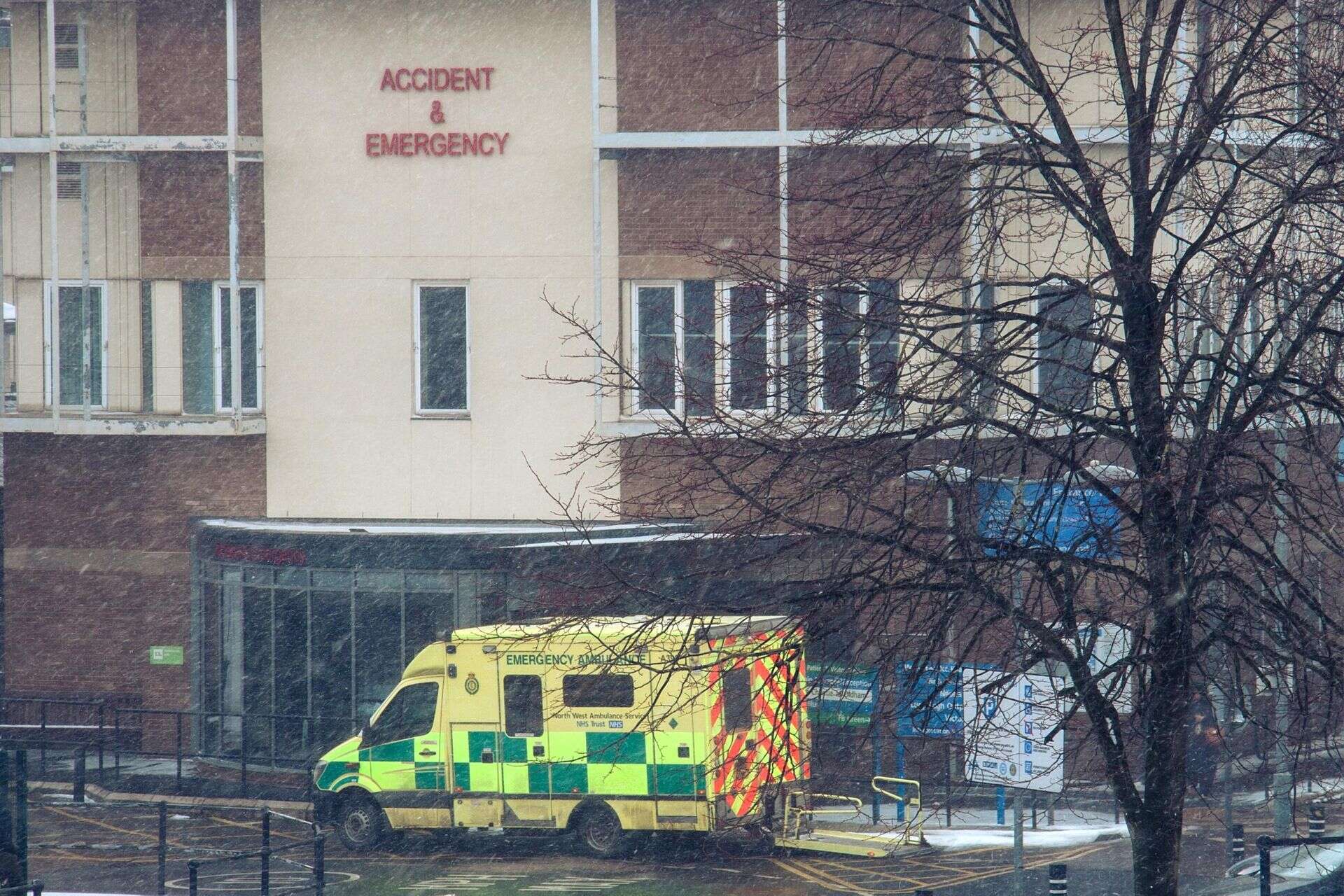 Dramat w poczekalni Horror w szpitalu. Dźgnął pielęgniarkę, bo za długo czekał w kolejce. Kobieta w stan…