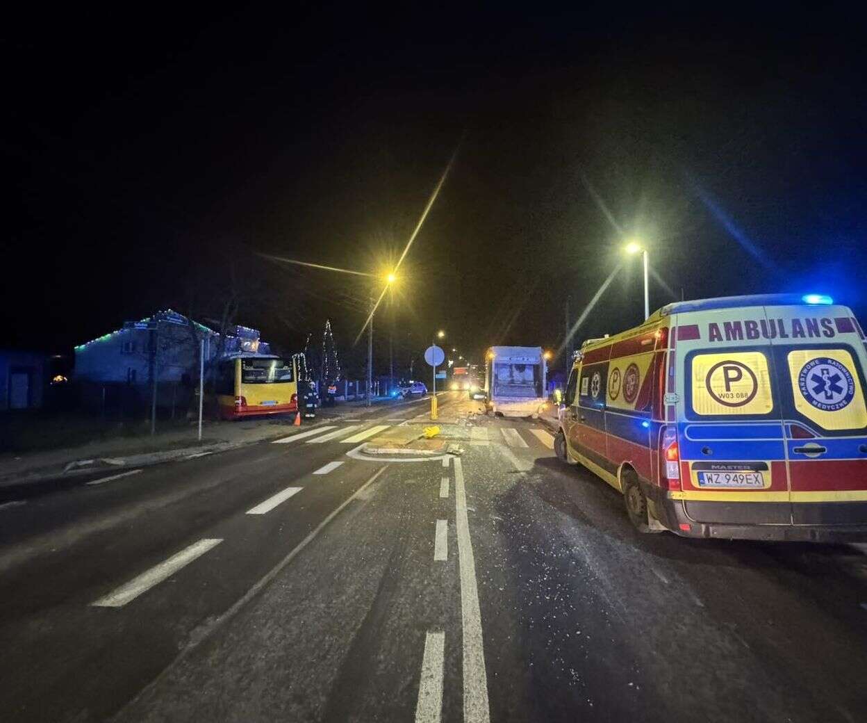 poranne utrudnienia Zderzenie śmieciarki i autobusu miejskiego pod Warszawą. Jedna osoba ranna