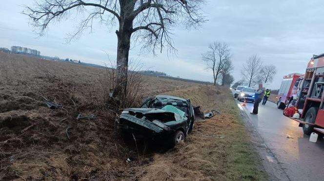 Dramat! Tragedia pod Grójcem. Młody kierowca runął seatem do rowu. Nie miał szans