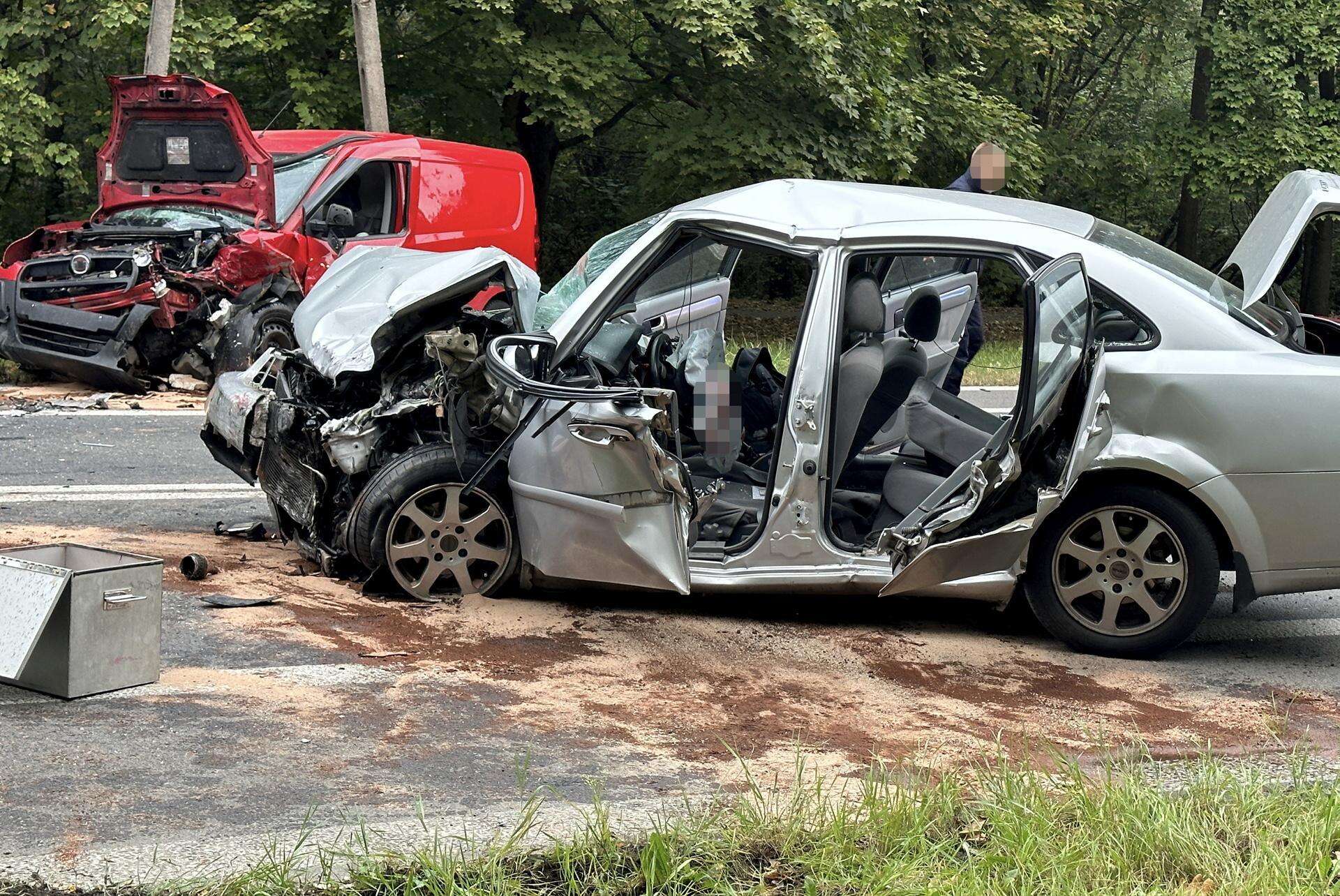 Wypadek! Auta roztrzaskane na Bielanach. Jedną osobę musieli wyciągać strażacy!