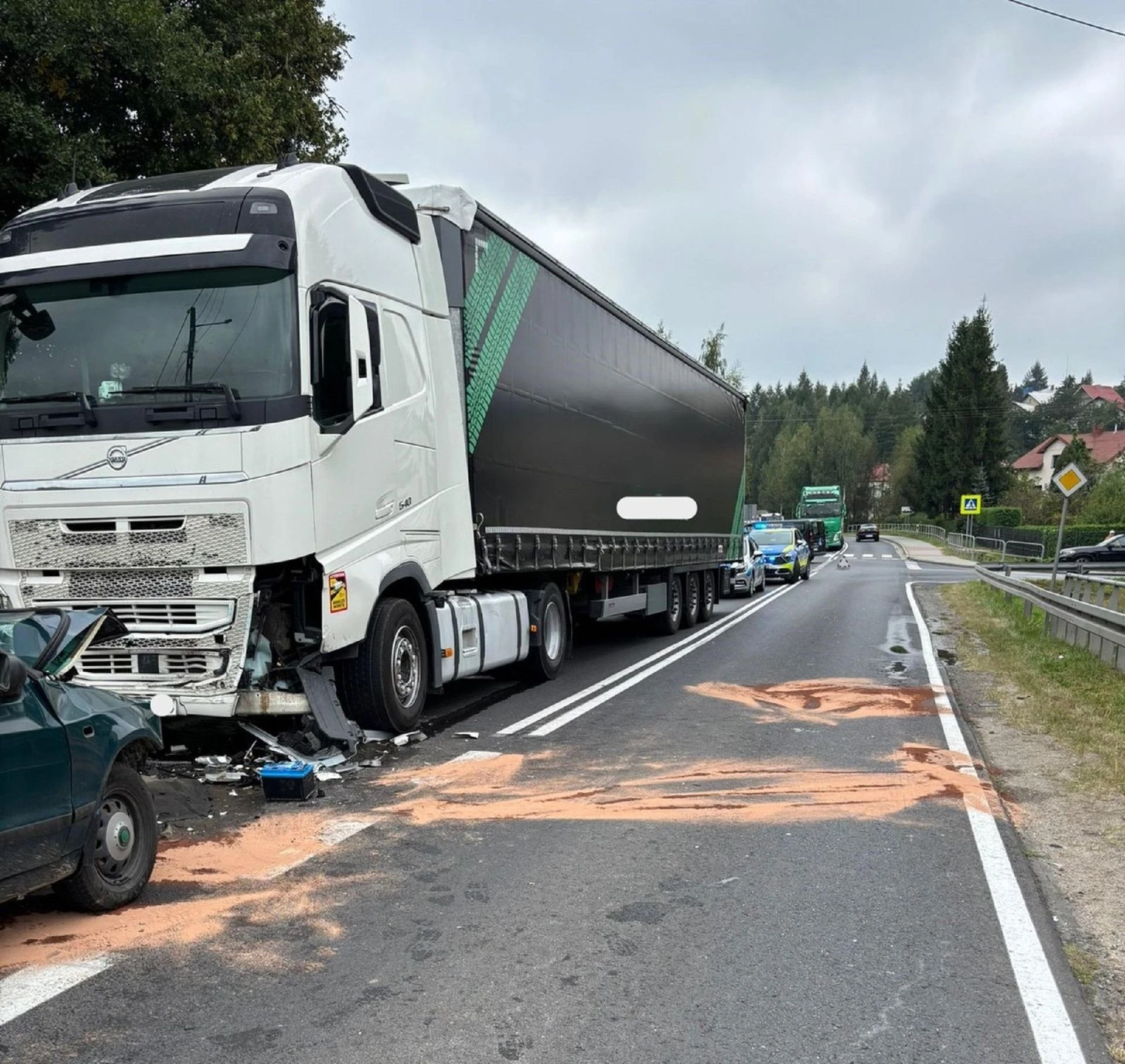 zdjęcia Skoda zmiażdżona po zderzeniu z ciężarówką. Wypadek we Frysztaku