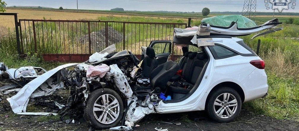Czarny alert drogowy Nie żyje młody kierowca. Z opla niewiele zostało