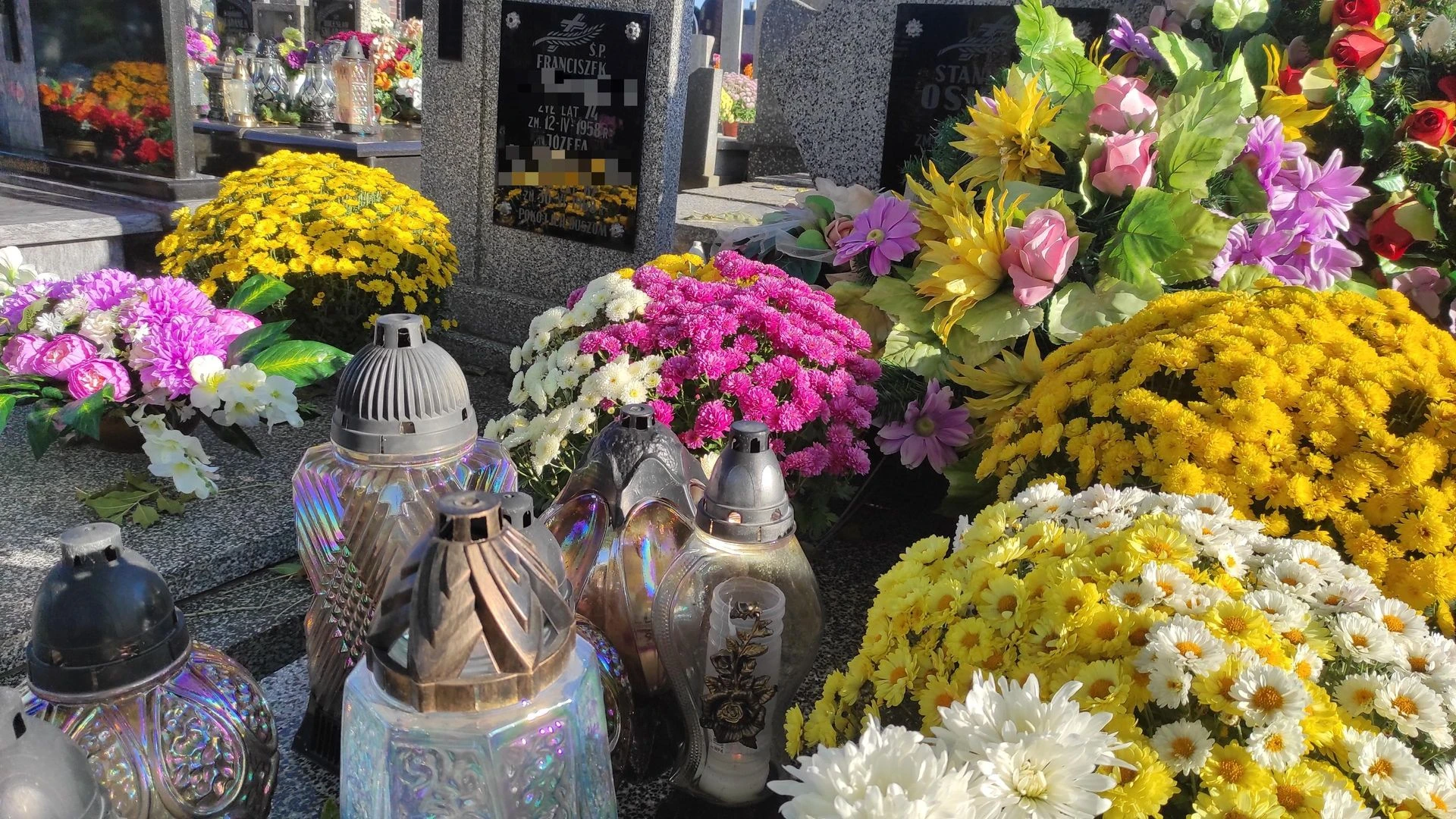 znicze Kolory zniczy na Wszystkich Świętych mają znaczenie. Co symbolizują poszczególne barwy?