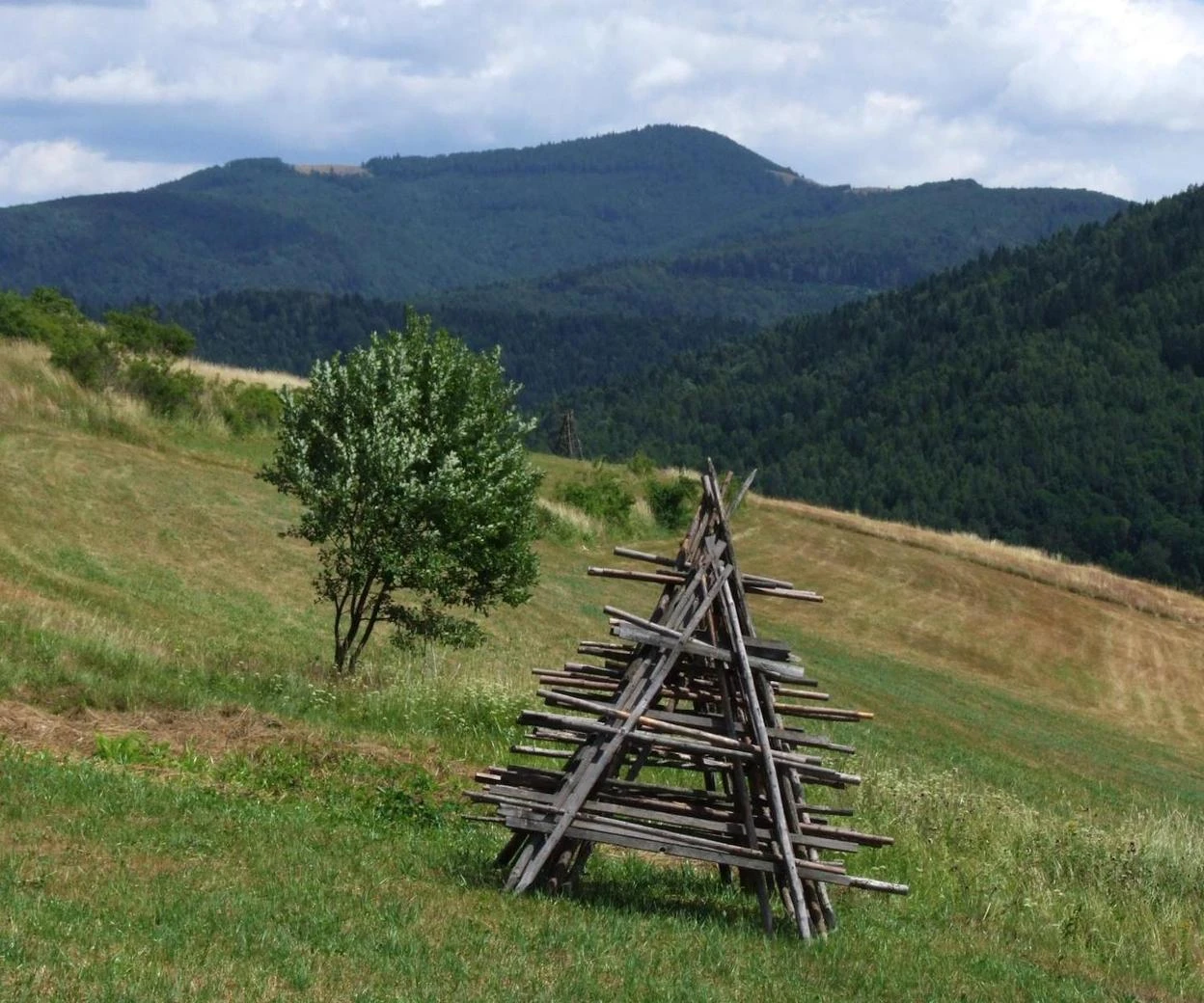 Małopolska Te zapomniane małopolskie góry są idealne na rodzinny wyjazd. Nie ma tu drożyzny i d…