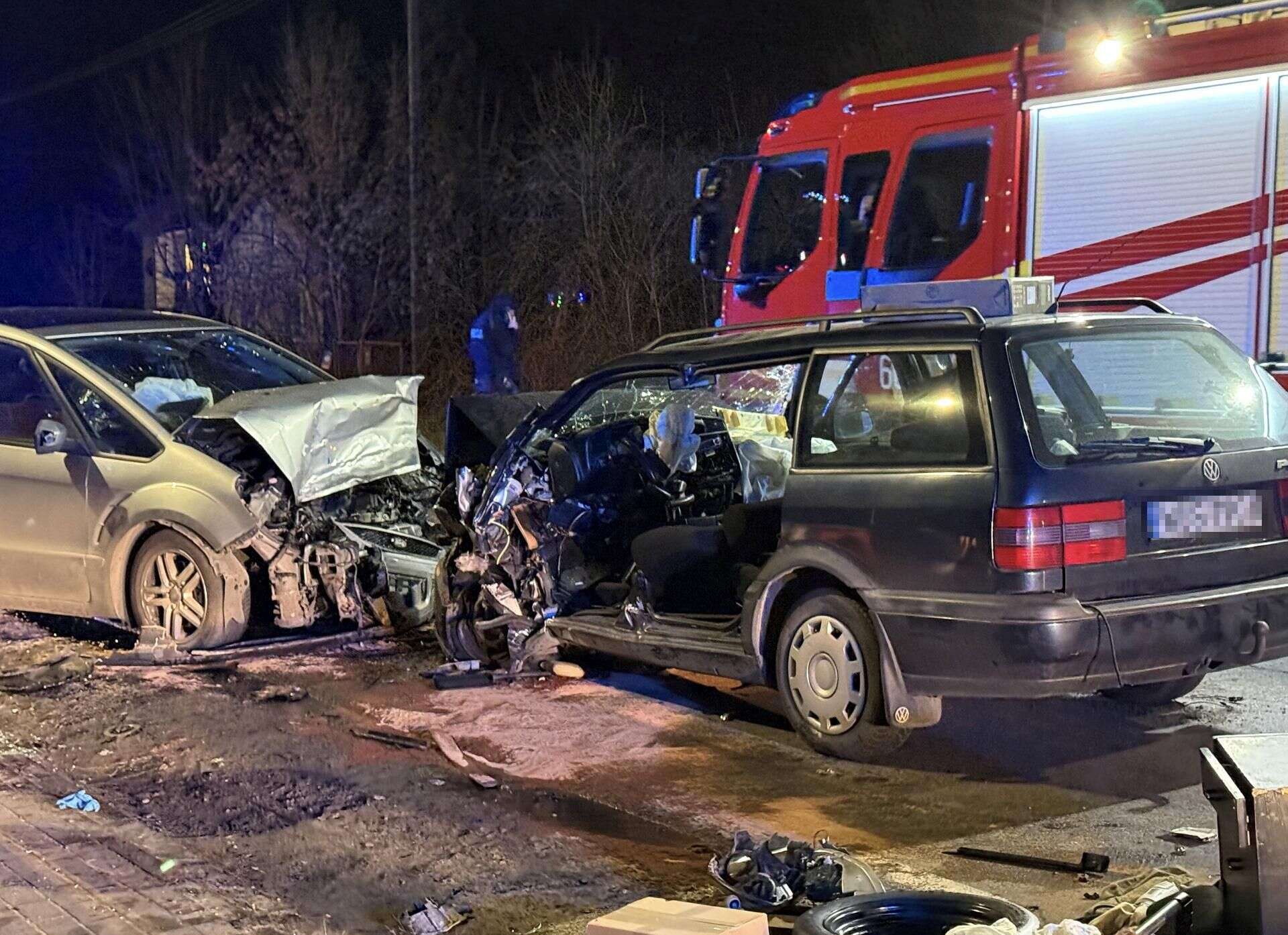 Wstrząsające! Wypadek po Grodziskiem Mazowieckim. Czołowe zderzenie samochodów. Wśród rannych jest…