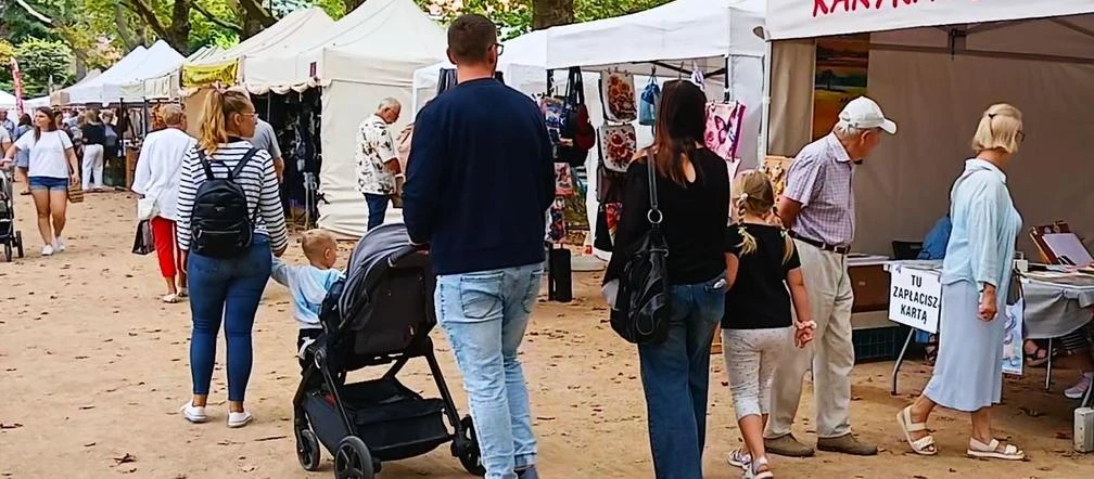Długi weekend w Szczecinie Niecodzienne zakupy i liczne atrakcje. Letni jarmark na Jasnych Błoniach przyciągnął…