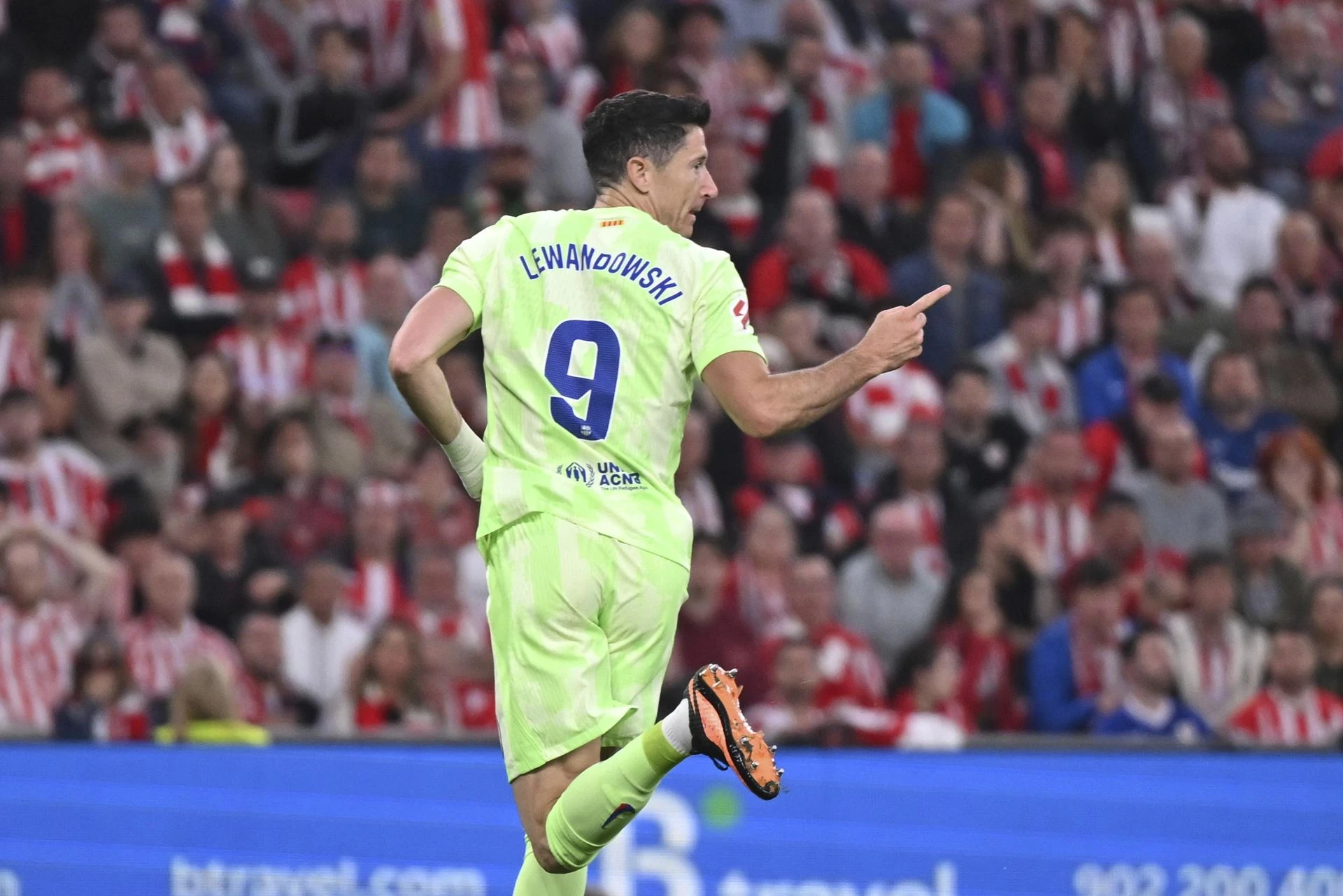 ON NAPRAWDĘ JEST WIELKI! Stało się, historia dzieje się na naszych oczach. Lewandowski wreszcie walnął „setkę…