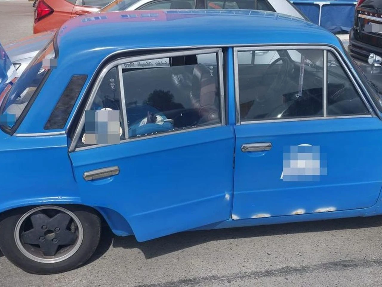 Dramat na parkingu Zostawił córeczkę w starym aucie. 2-latka przeżyła, bo ludzie zwrócili uwagę na klas…