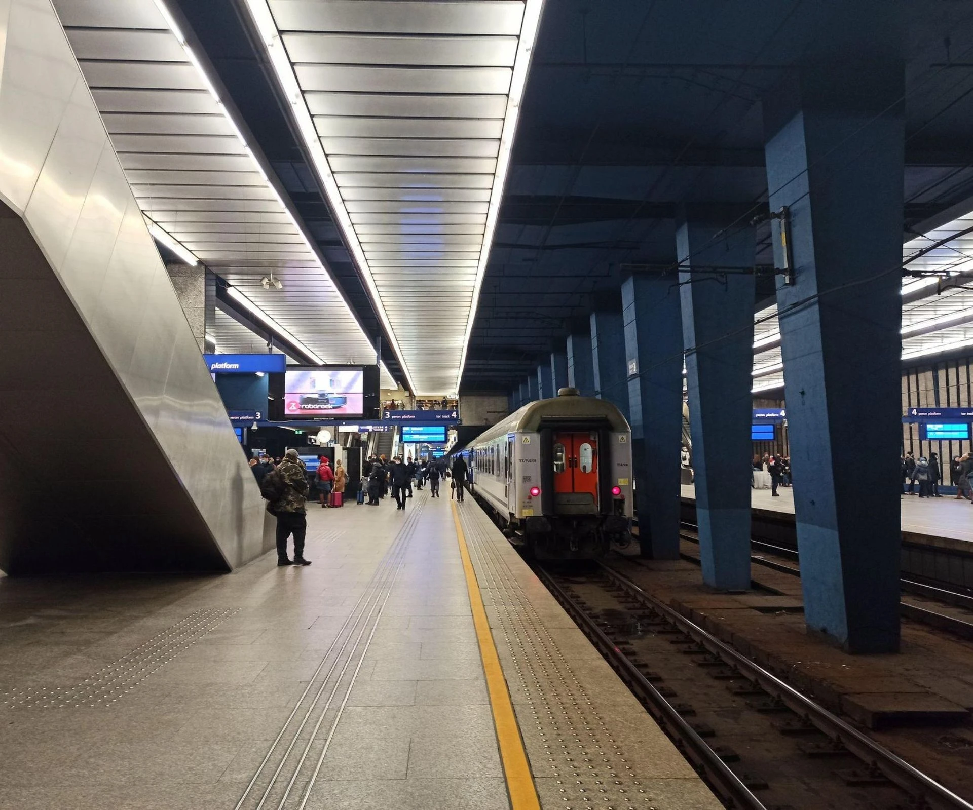 UWAGA PODRÓŻNI Zamkną peron, wstrzymają ruch na dworcu w Warszawie. PKP PLK pokazuje nowy rozkład jazdy