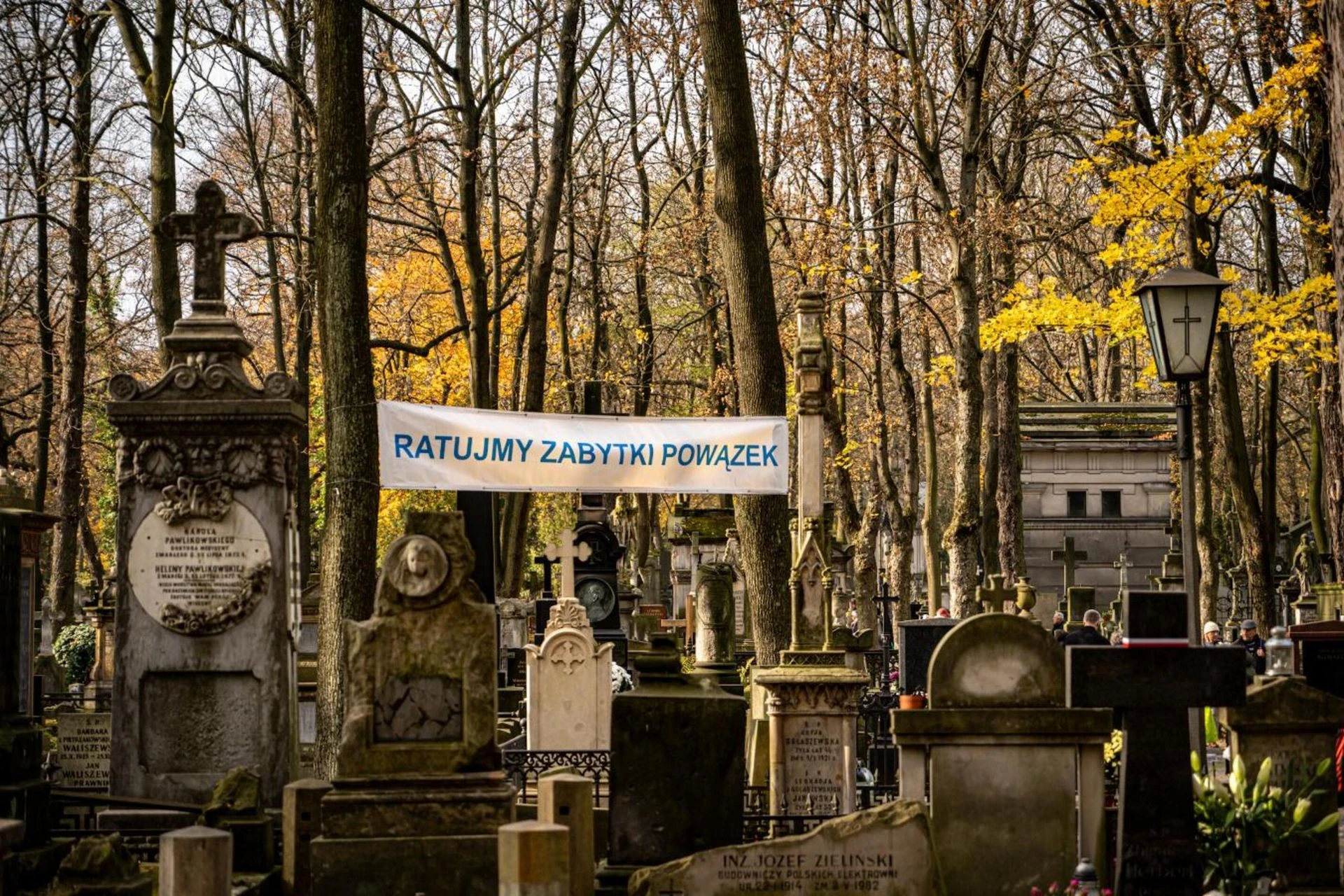 Artyści, politycy, urzędnicy 350 osób z puszkami będzie walczyć o remonty zabytkowych grobów. Dwa dni kwesty na Starych Powązkach