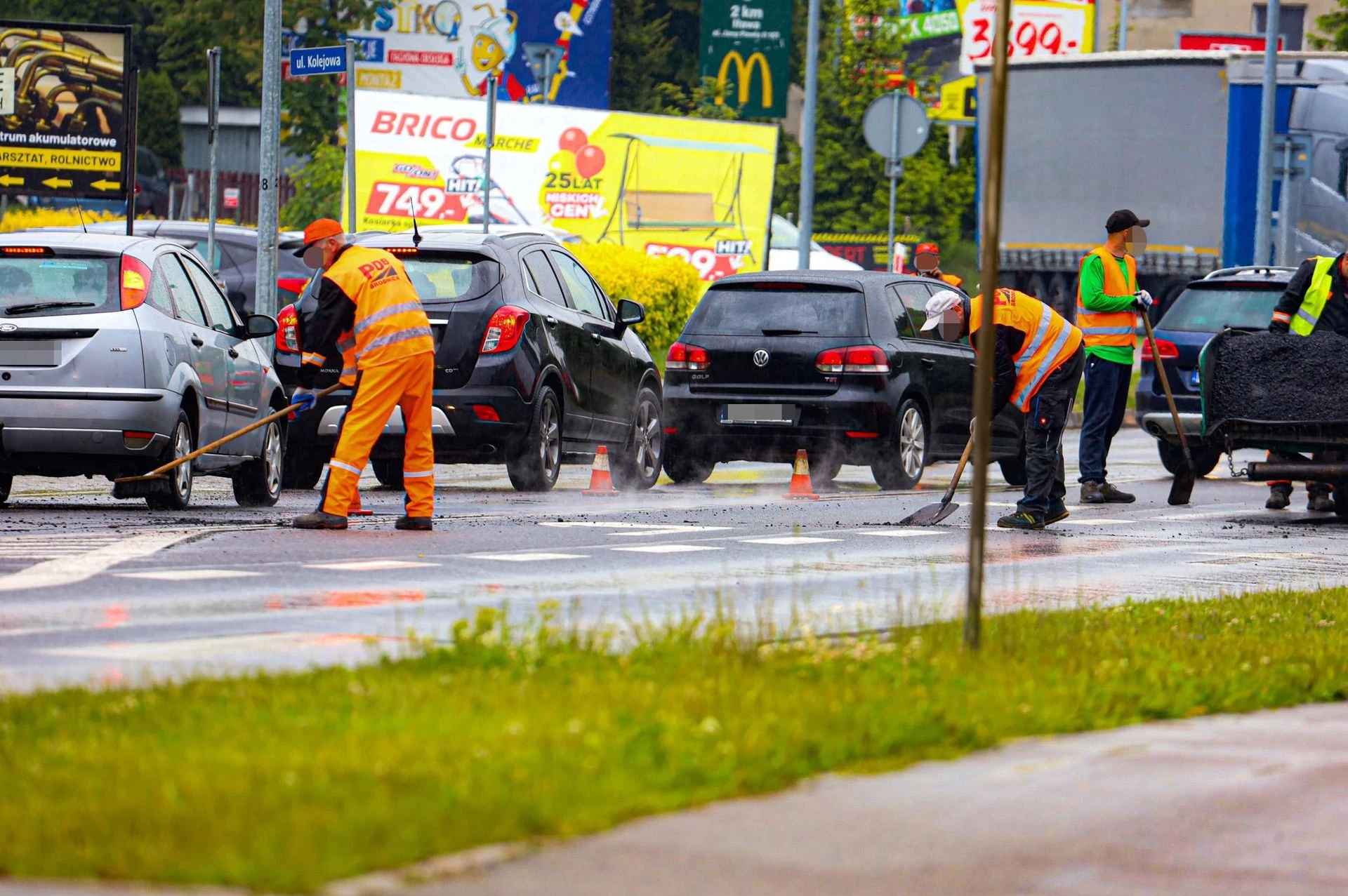 Niebo płacze nad remontem... Polska szkoła remontów. Kładli asfalt na deszczu! Mamy zdjęcia