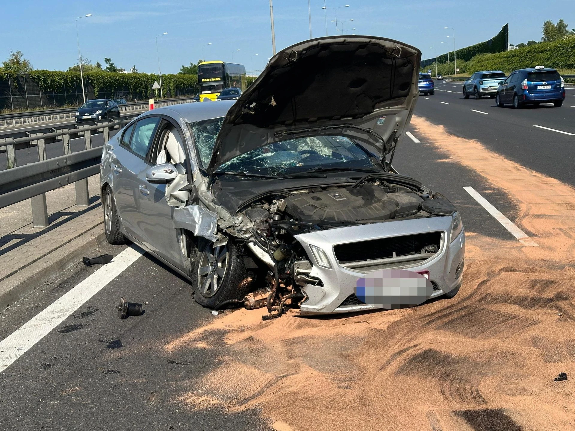 WYPADEK Dachowanie na S2 w Warszawie. Zablokowany pas ruchu