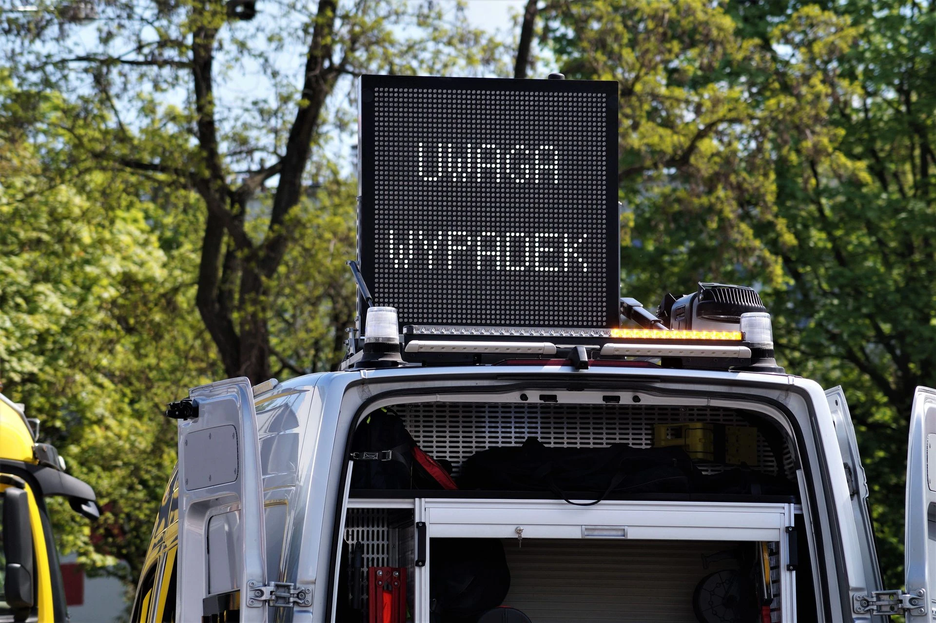 Dramat na drodze! Tragiczne zderzenie ze śmieciarką w Kościelcu! Nie żyje kobieta