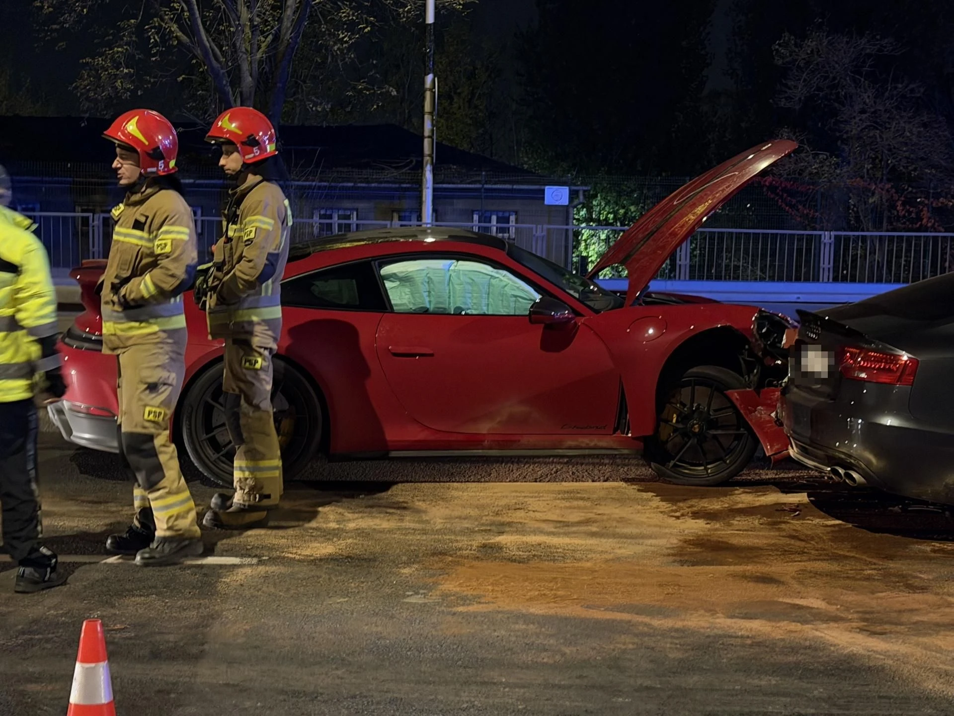 LUKSUSOWE AUTO ROZBITE Młody kierowca rozbił porsche za 700 tys. zł! Uderzył w osobowe audi na prostej drodze