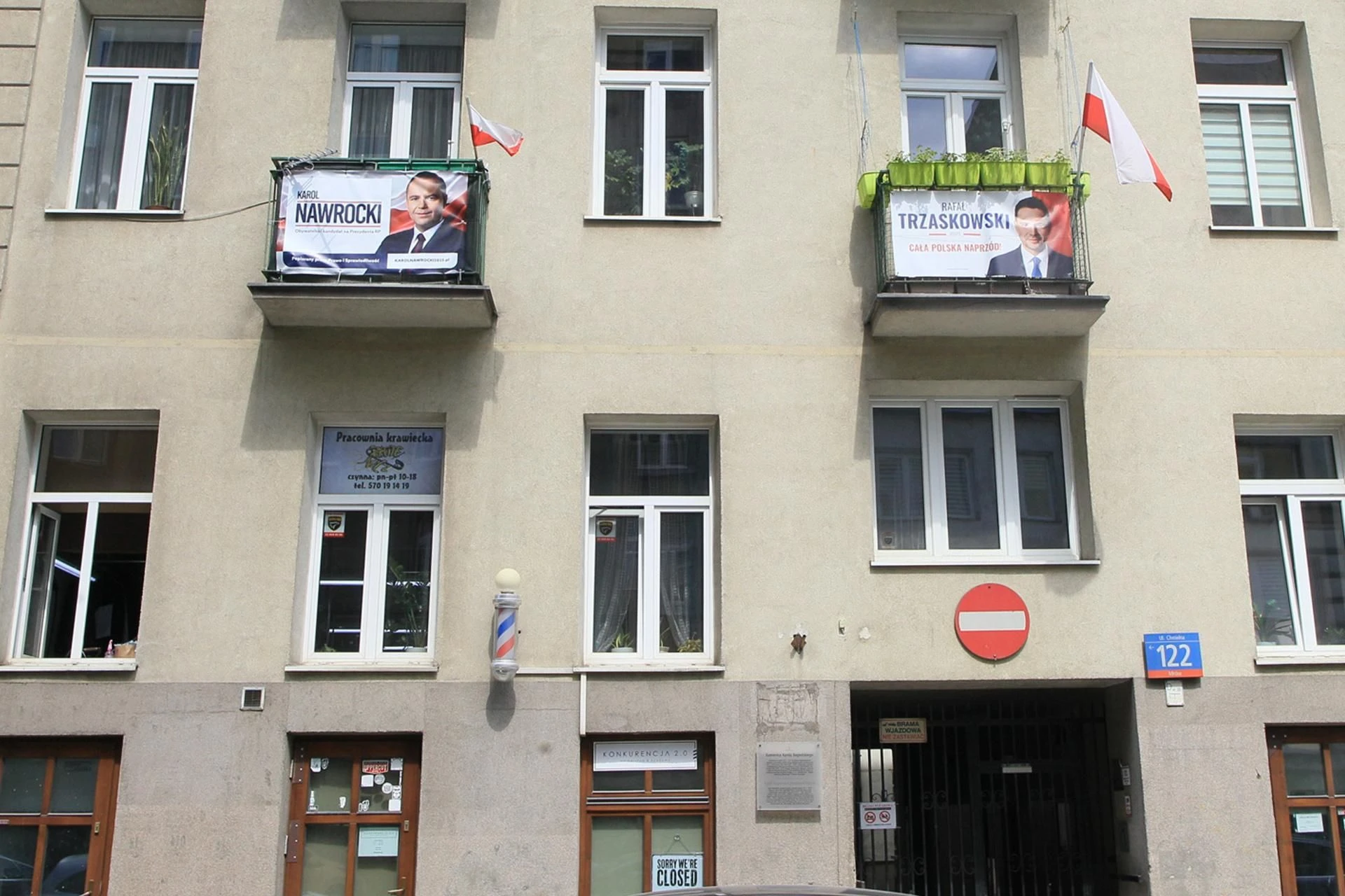 Niecodzienny widok Warszawa: Mieszkają drzwi w drzwi, popierają rożnych kandydatów. Jedni za Trzaskowsk…