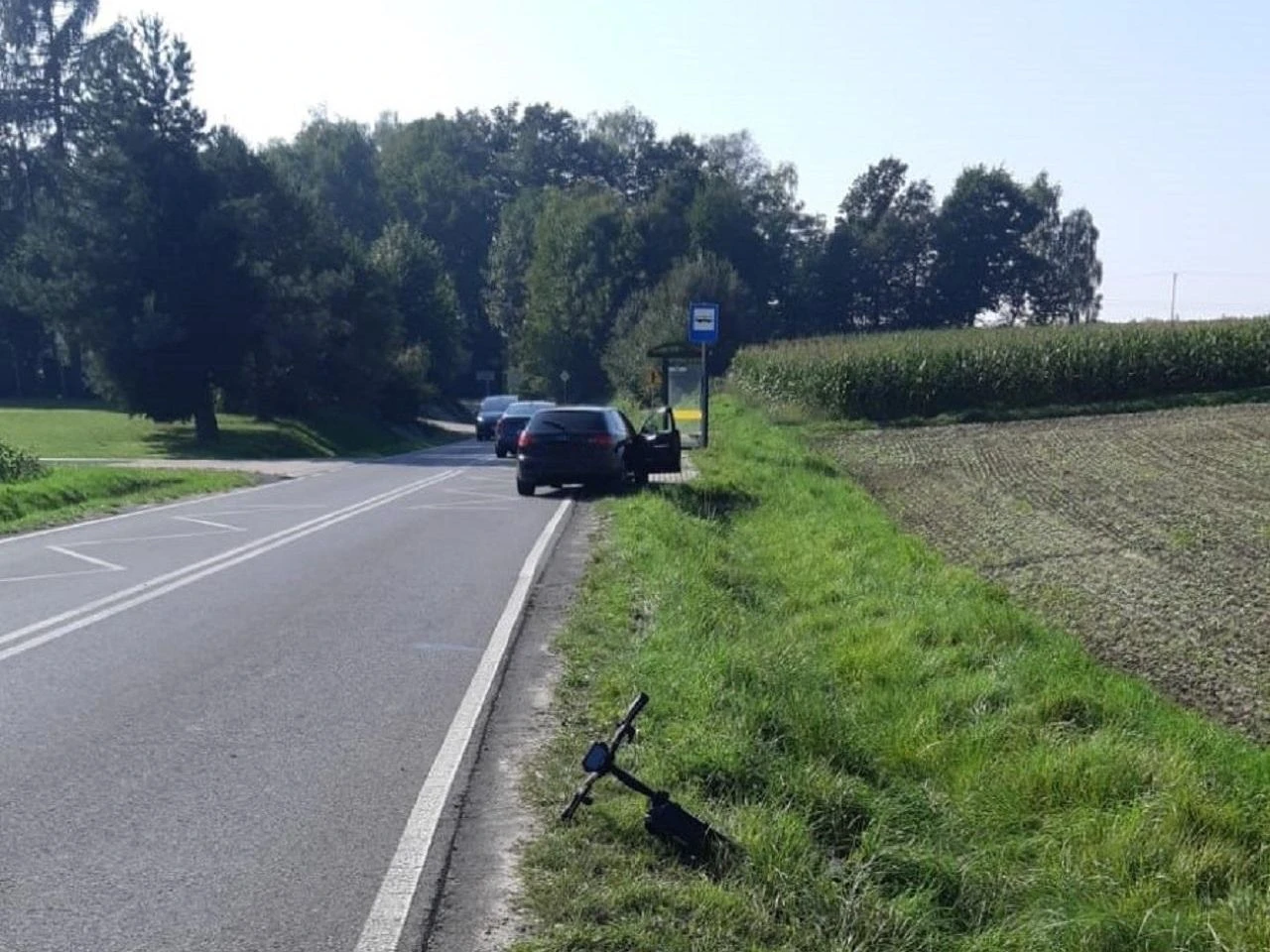Wjechał pod samochód 13-latek na hulajnodze zderzył się z audi. Chłopiec z urazem głowy trafił do szpitala