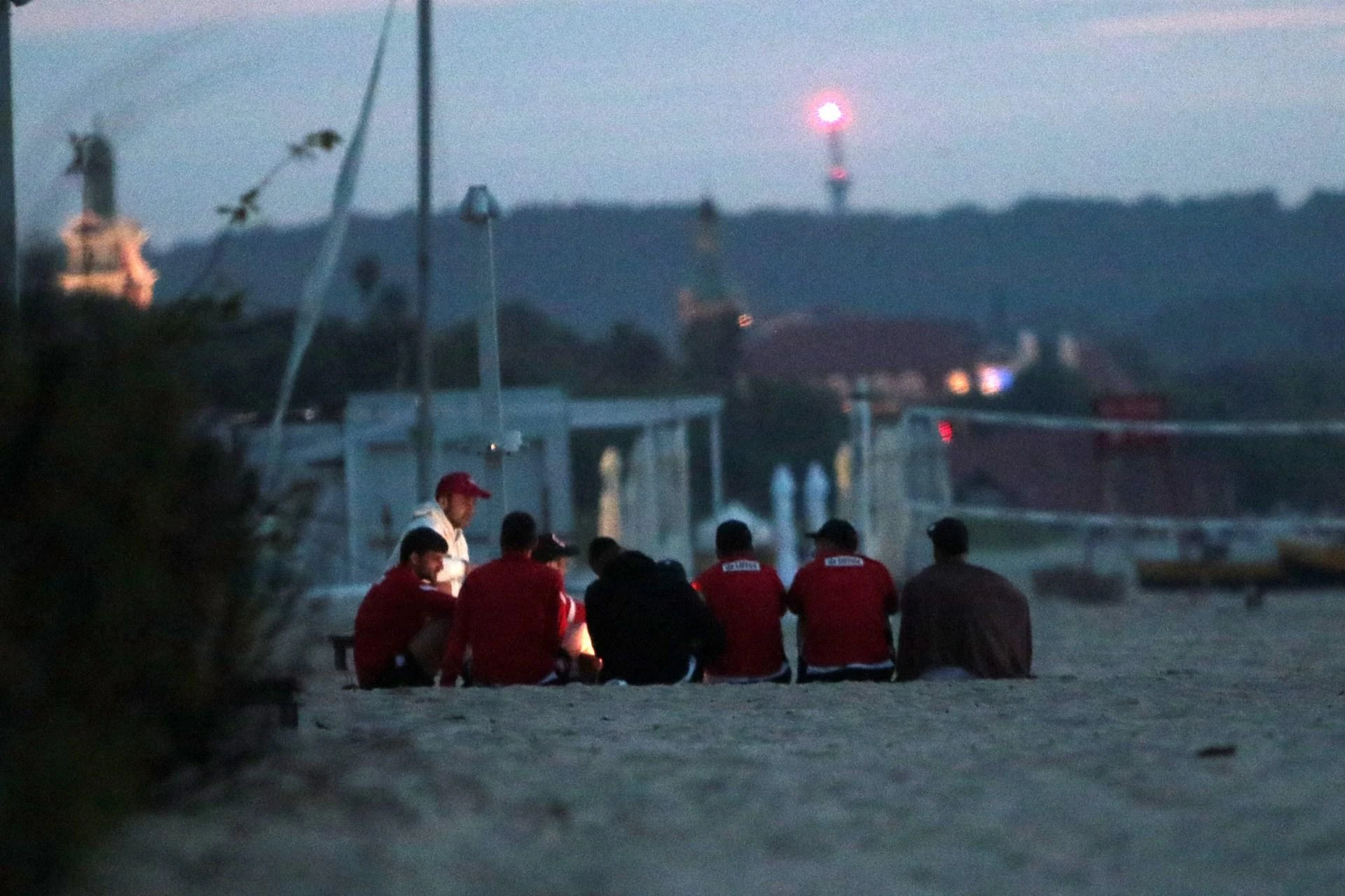 Po KLĘSCE na Euro Polacy relaksowali się na plaży. Rozpętała się GIGANTYCZNA burza...