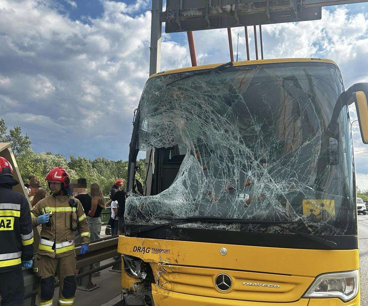 KOSZMARNE SCENY Dramatyczny wypadek autokaru w Warszawie! Ranne są dzieci