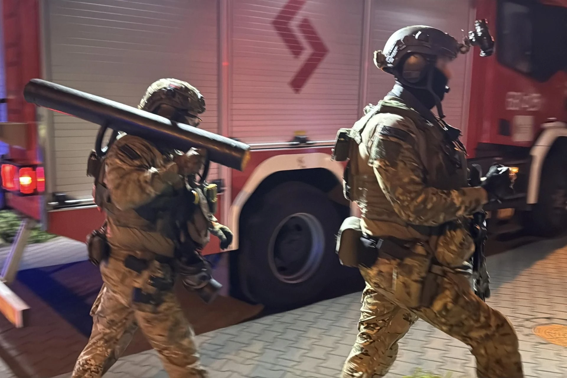 WIELKA AKCJA Antyterroryści weszli do bloku w Markach! Akcja pod osłoną nocy. Co się stało?