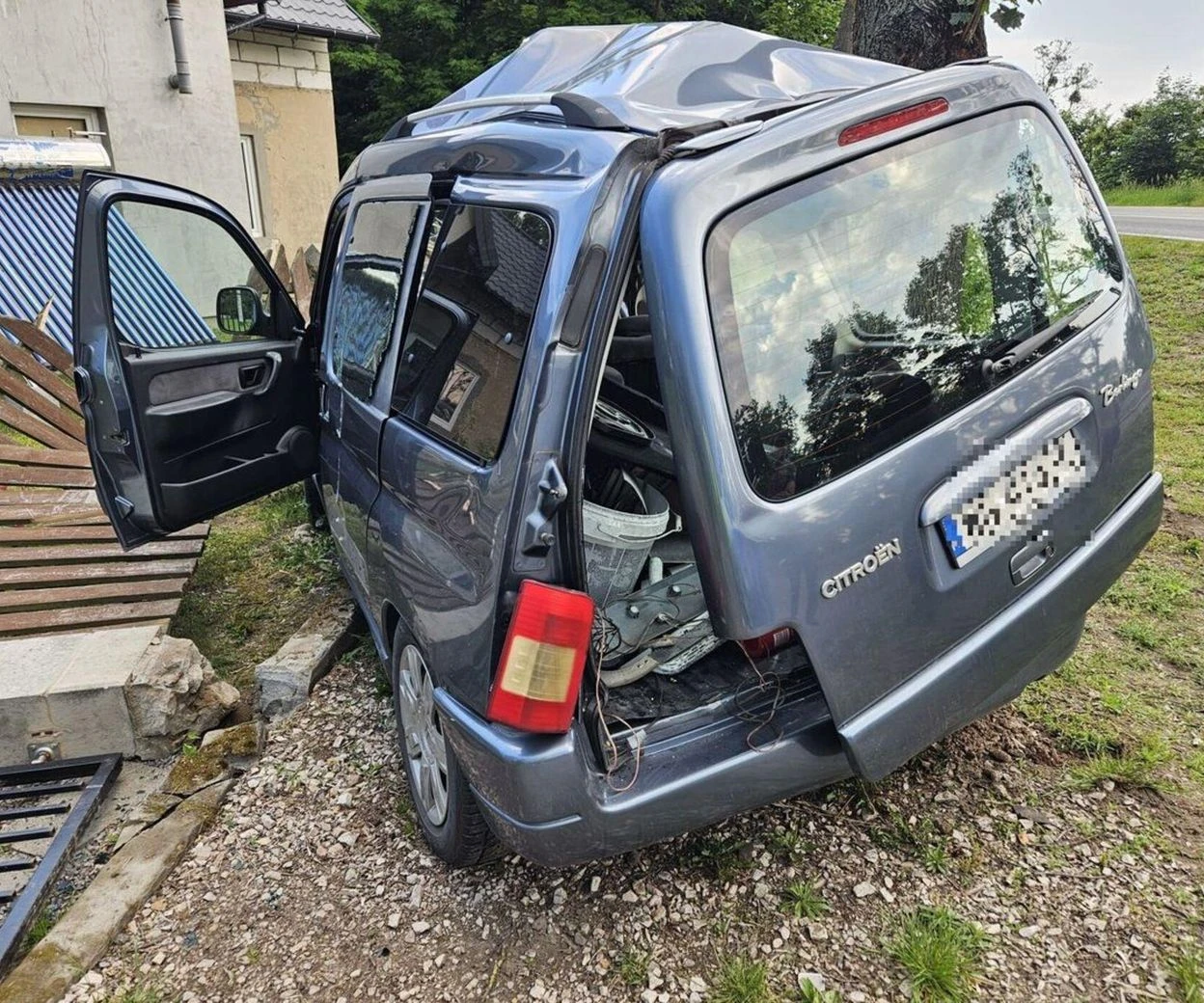 SZOK! Koszmarny wypadek w Tyrzynie. Pijany kierowca uderzył w płot i wyleciał z auta