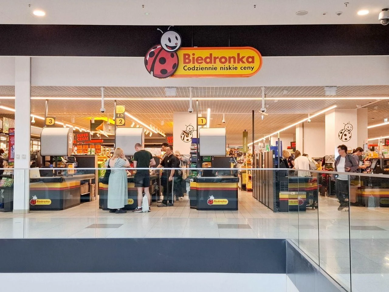 Warto wiedzieć Biedronka rekrutuje. Oferty zaskakują!