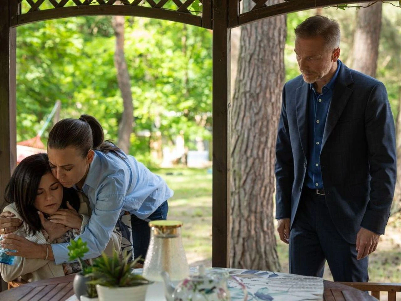 M jak miłość M jak miłość, odcinek 1885: Kinga po aresztowaniu Hoffmana usłyszy od Budzyńskiego, jak nagrywał swoje ofiary - ZDJĘCIA, ZWIASTUN