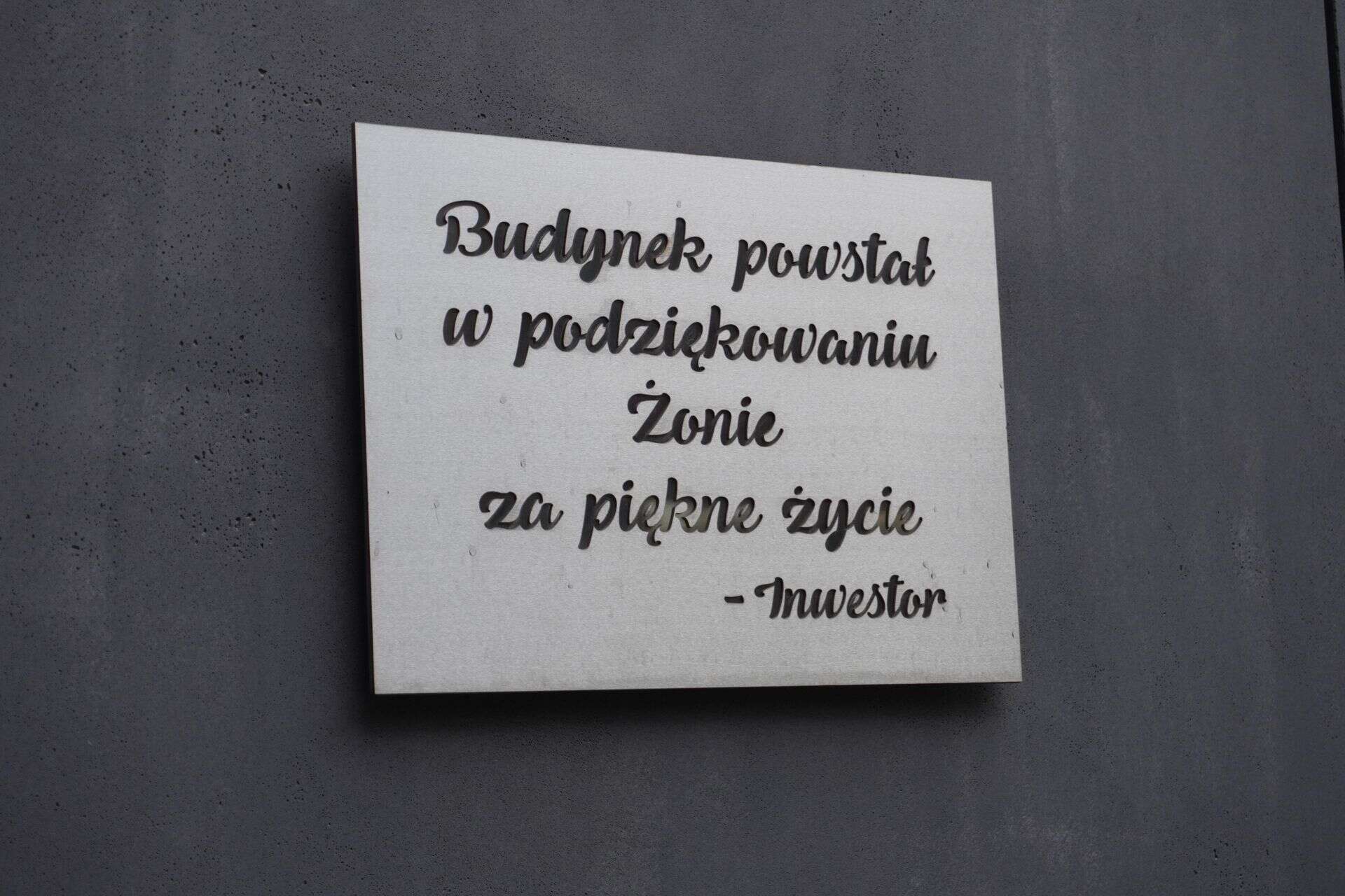 to robi wrażenie! Miłość wyryta w murach! Deweloper z Poznania zaskoczył wzruszającym gestem