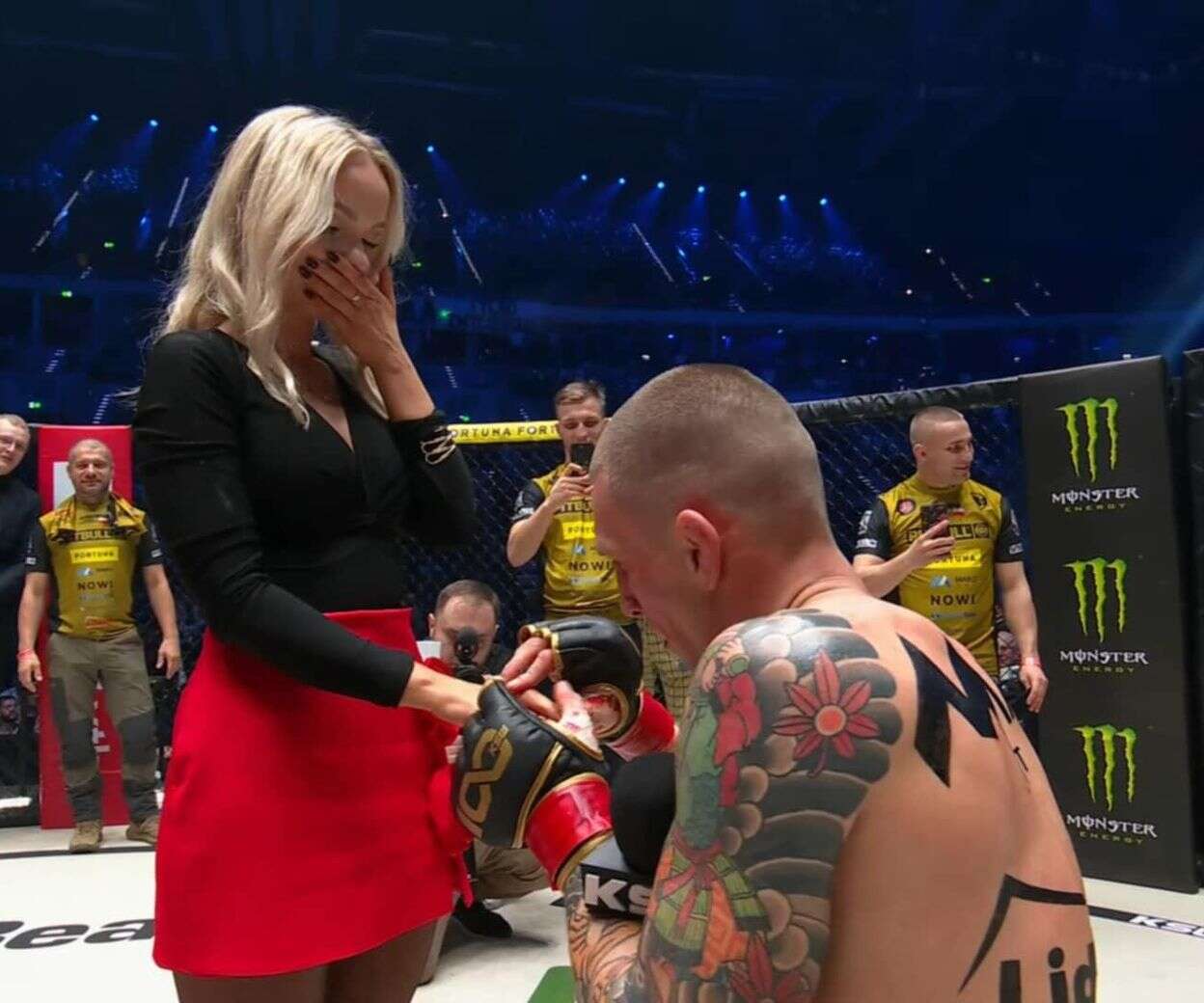 KSW 100 Robert Ruchala oświadczył się na środku klatki! Obronił pas i poprosił ukochaną o rę…