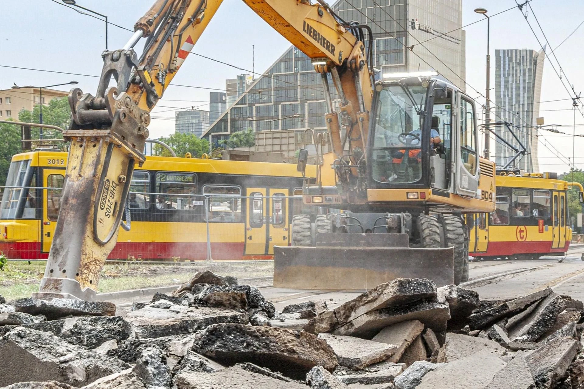 Zaczęło się! Ruszyły prace na placu Zawiszy. Wszystko rozpkopane, zamiany w komunikcji