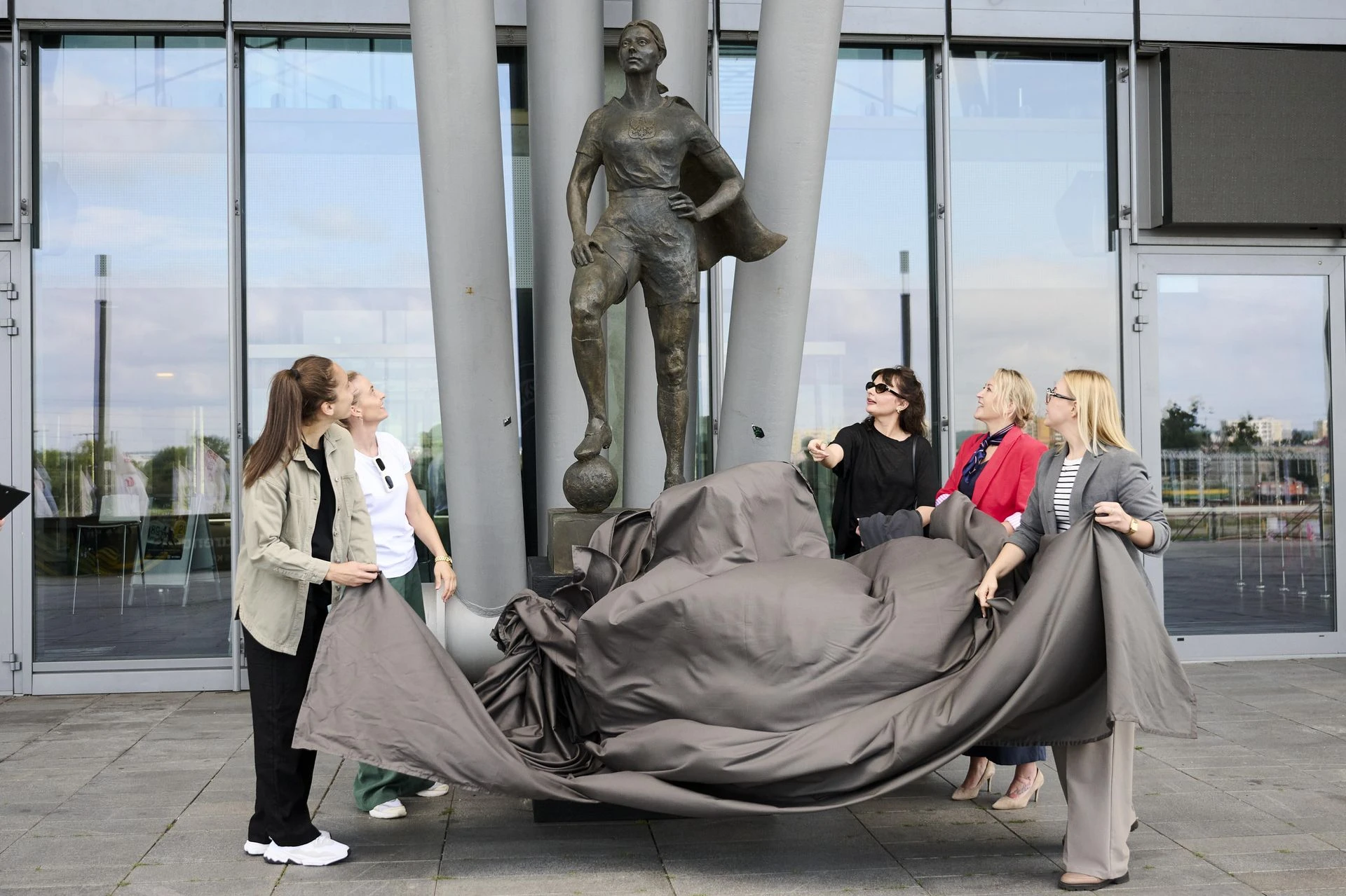 wiadomości W Gdańsku odsłonięto pomnik piłkarki - superbohaterki. To symbol siły i odwagi