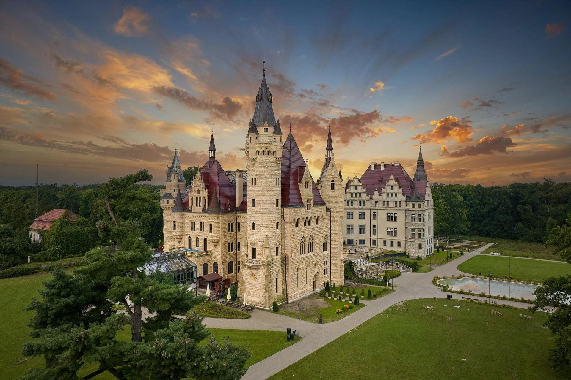 Jak z bajki To jeden z najpiękniejszych pałaców w Polsce. Latem wygląda obłędnie