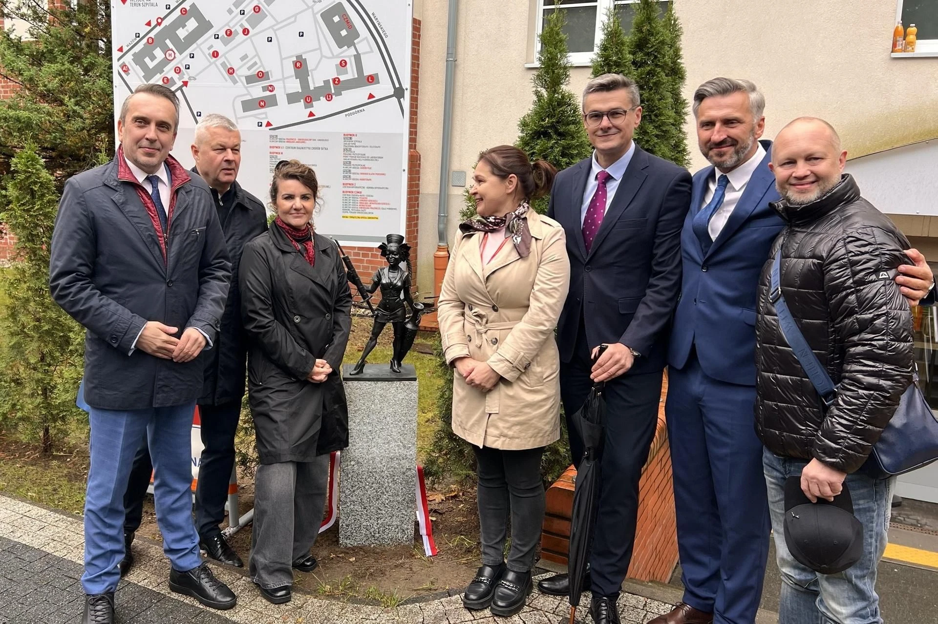 Kontrowersje Kontrowersyjna rzeźba pielęgniarki przed szpitalem w Zielonej Górze. Internauci w szoku. 