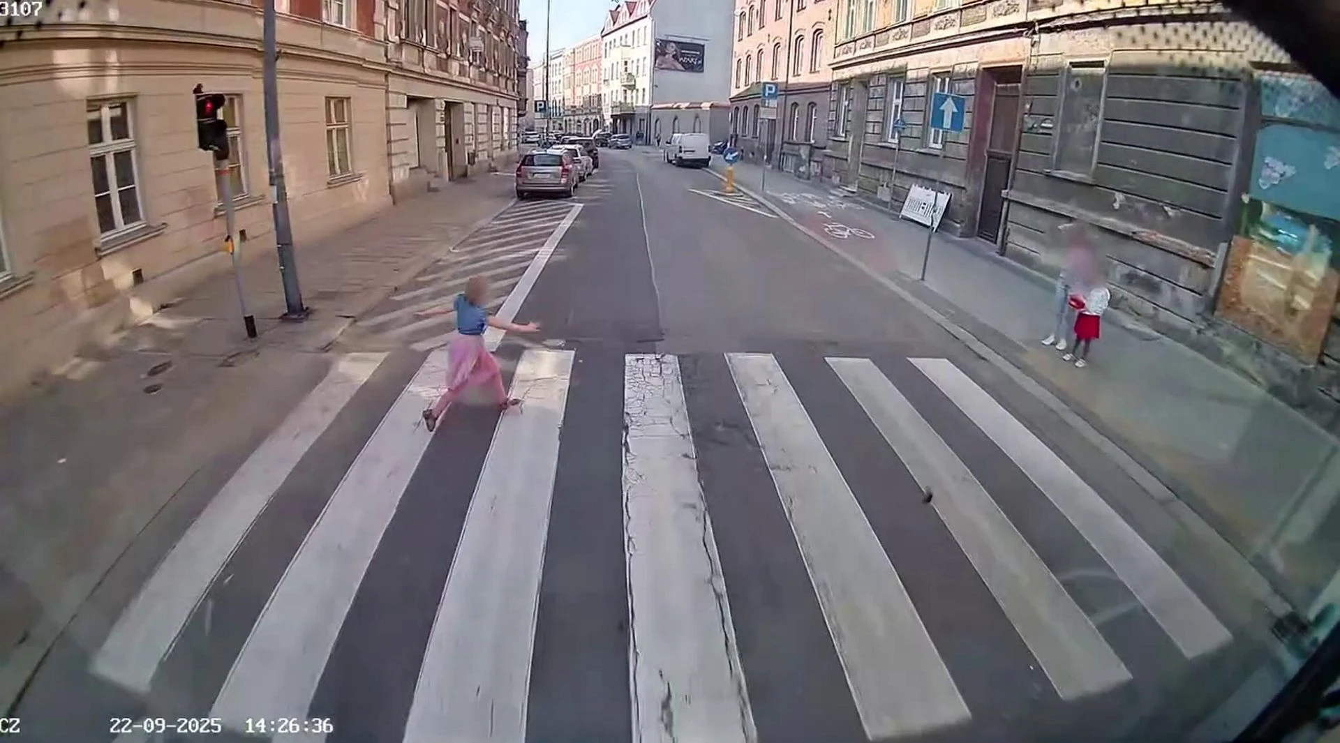 Chwile grozy! 5-latka wbiega pod autobus. Szokujące nagranie. Tylko refleks kierowcy zapobiegł tragedii