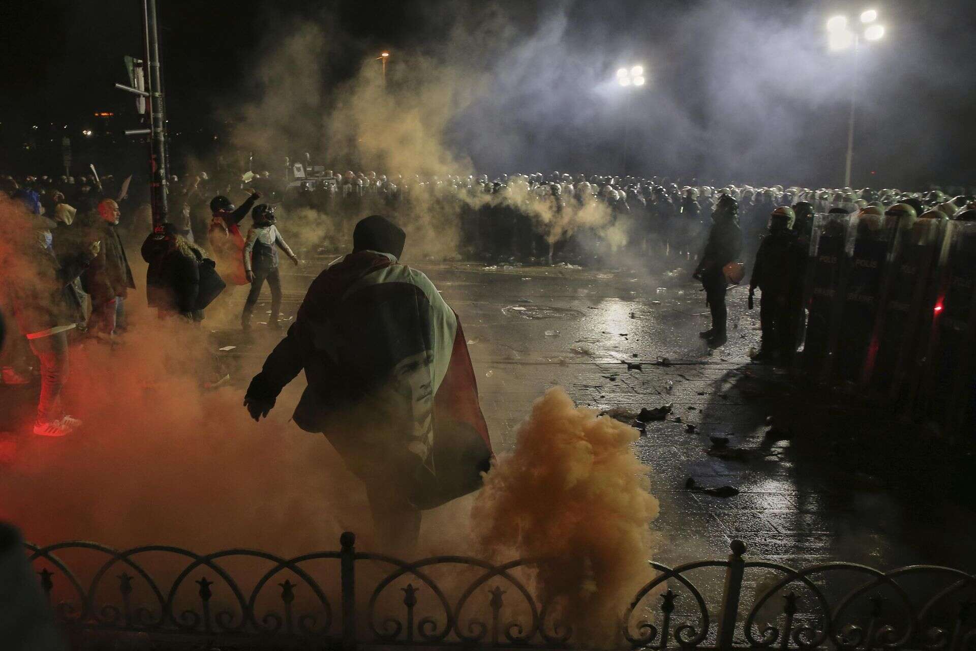 Trwają protesty w Stambule Tysiące demonstrantów na ulicach Stambułu. 