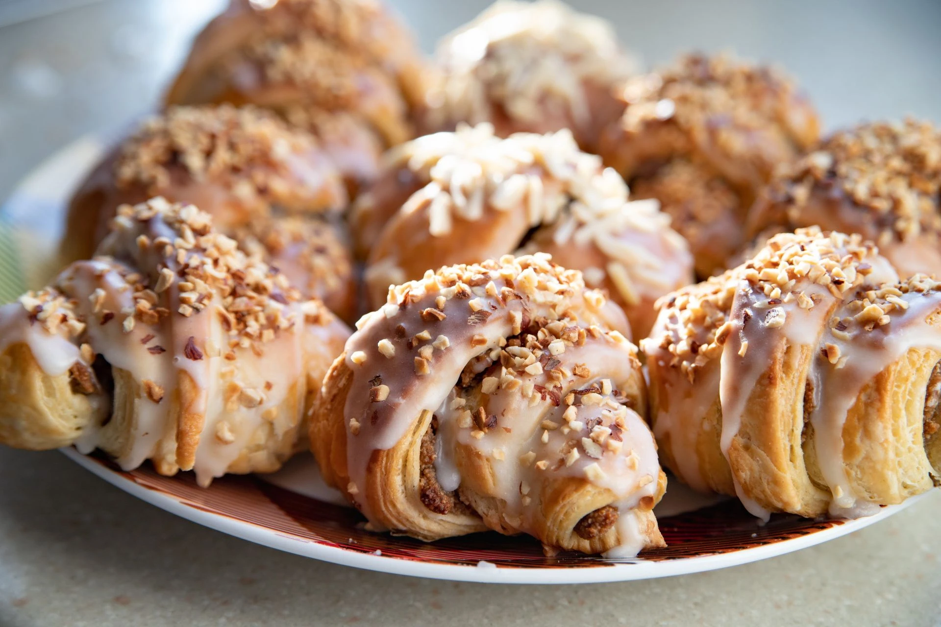 Smakowitości Moja babcia zawsze do rogali świętomarcińskich dodawała ten jeden składnik. Dzięki niemy rogaliki były mięciutkie, pulchniutkie i było dużo miejsca na nadzienie. Rogale świetomarcińskie