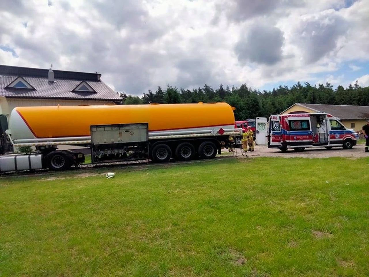 Dwie osoby wpadły do cysterny. Istniało zagrożenie zatrucia oparami [GALERIA]