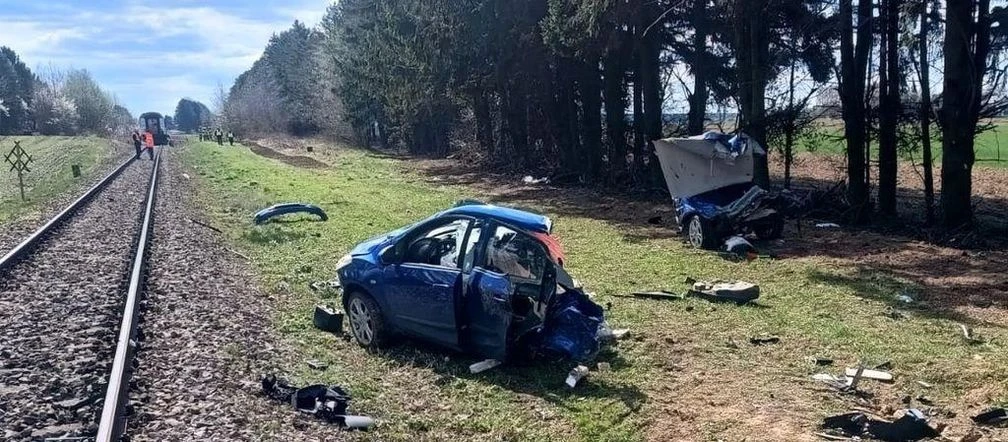 Śmierć na przejeździe Potworne uderzenie rozniosło auto na strzępy