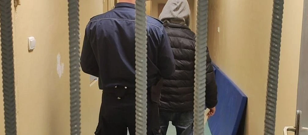 35-latek z zarzutami Domorosły nauczyciel pobił i skopał staruszka. To miał w ręce w momencie zatrzymania