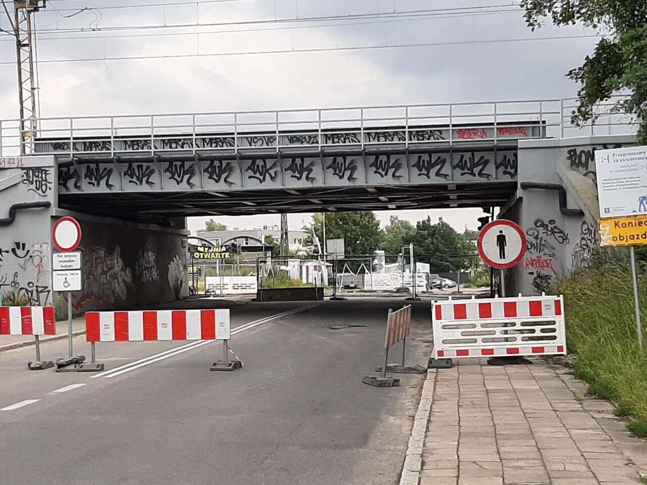 Ułatwienie dla mieszkańców Pomorzan. Otwierają przejazd pod wiaduktem na ul. Zapadłej