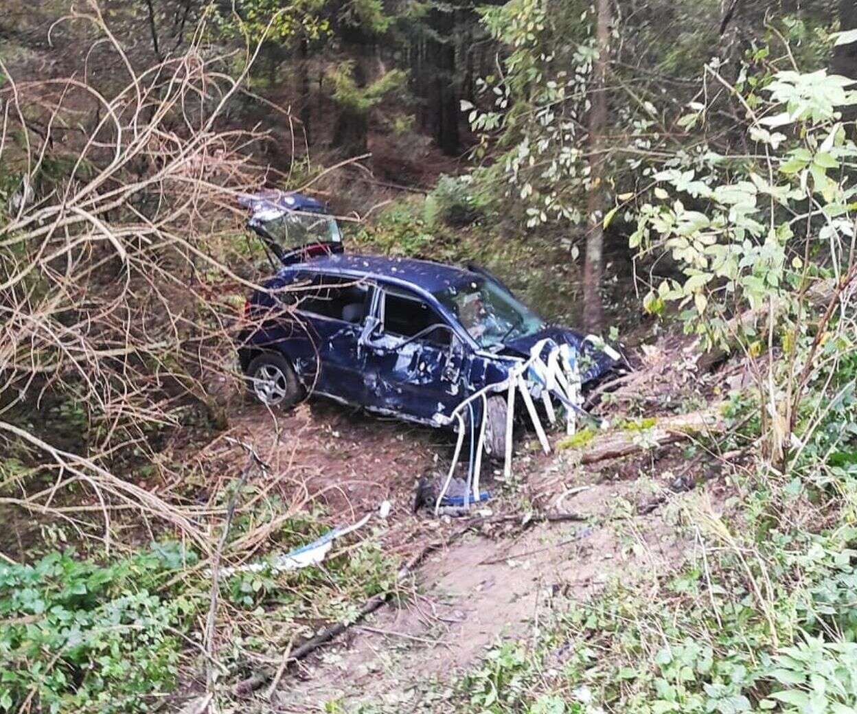 Groźny wypadek 18-latka miała prawo jazdy 3 dni. Auto spadło ze skarpy