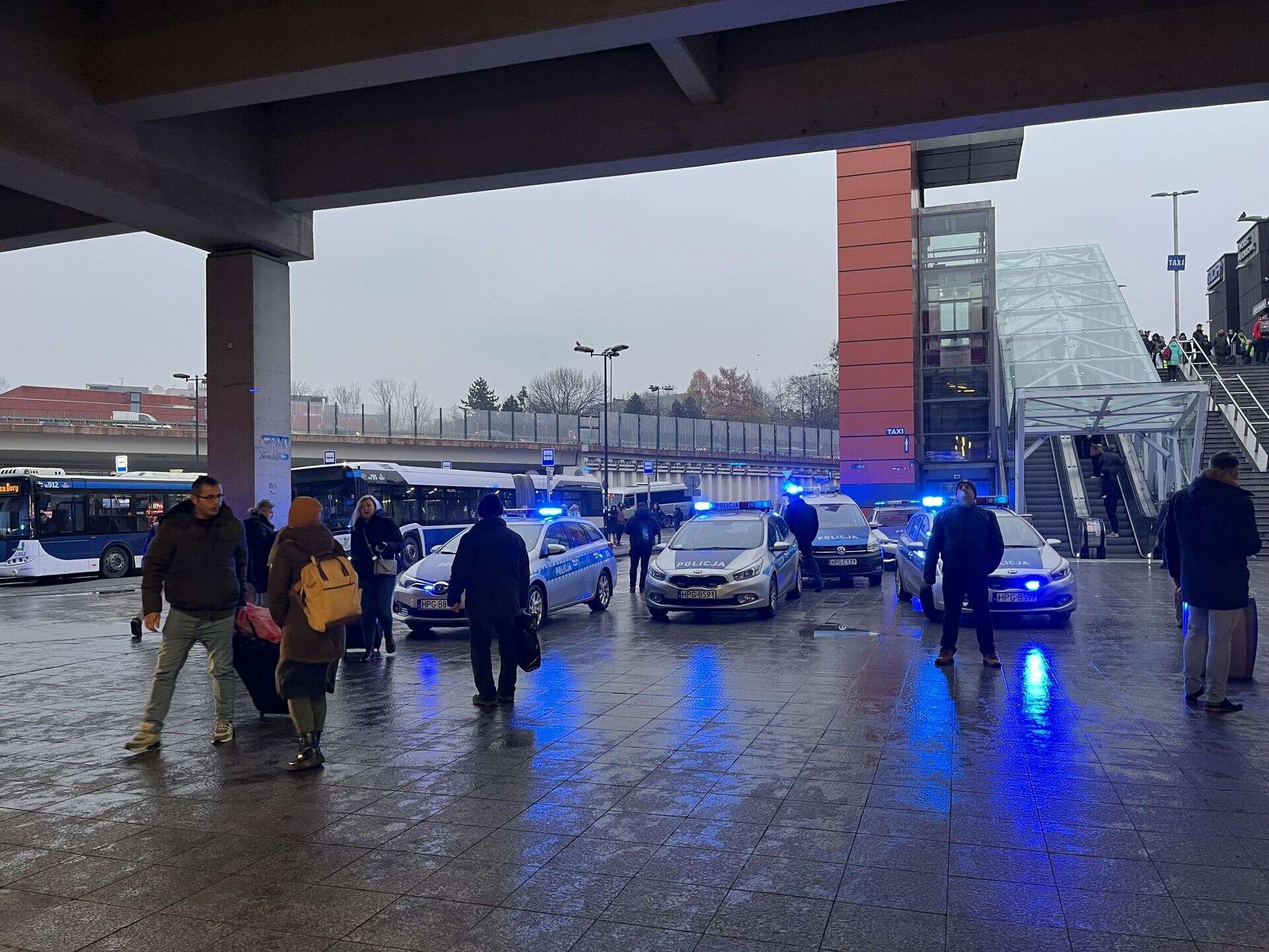 Grozi mu 15 lat więzienia Chaos na Dworcu Głównym w Krakowie. Policja zatrzymała 31-latka