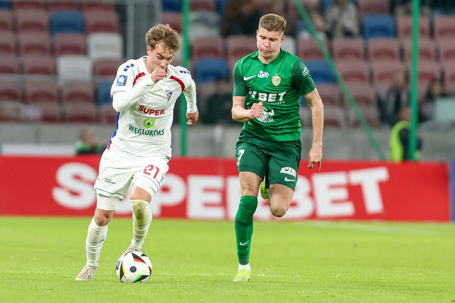 Uczeń i mistrz Talent rośnie przy Lukasie Podolskim: „Ach ta jego lewa noga”. Górnik zarobi na nim …